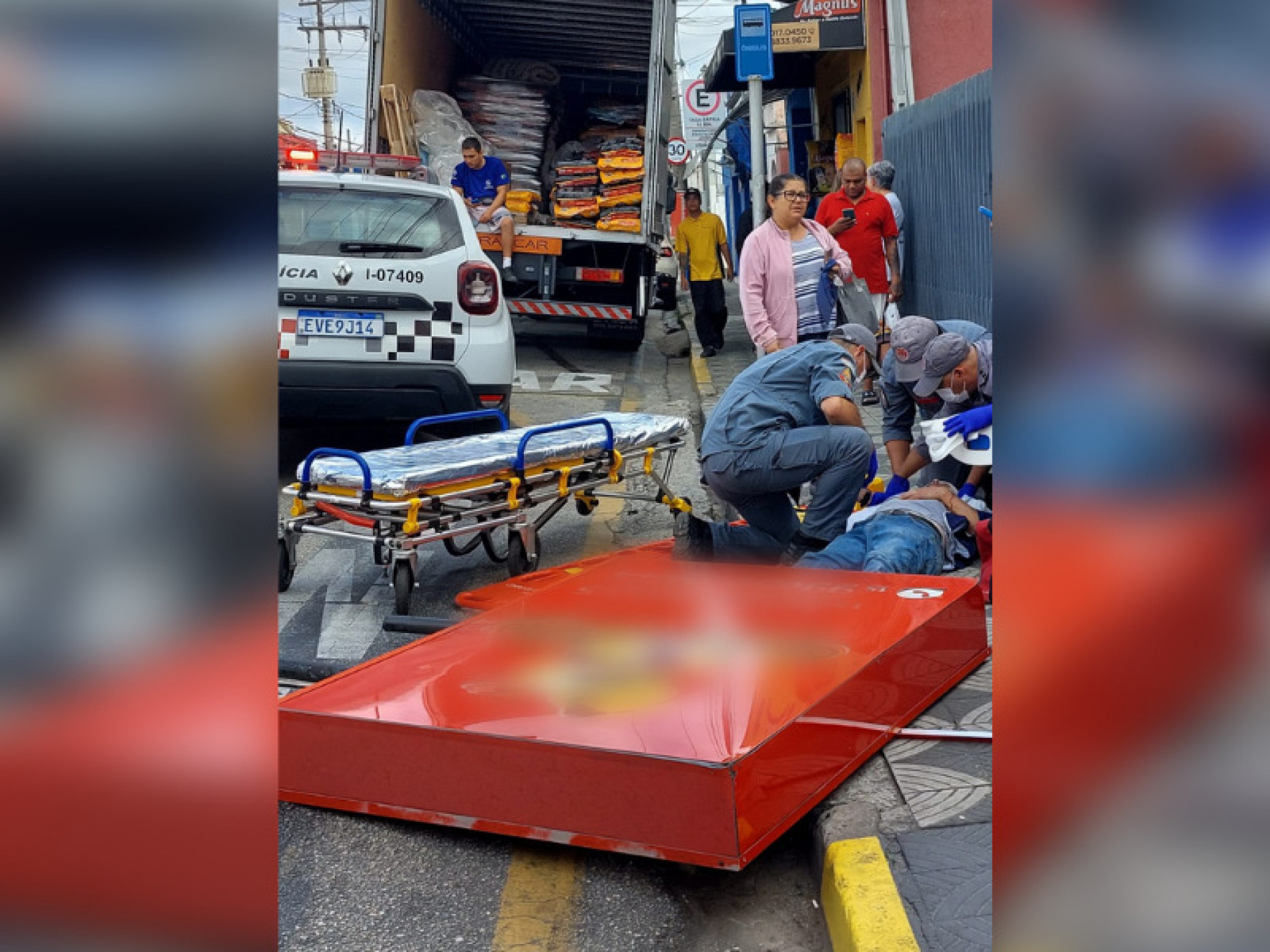 Idoso é atingido por letreiro de restaurante em Sorocaba