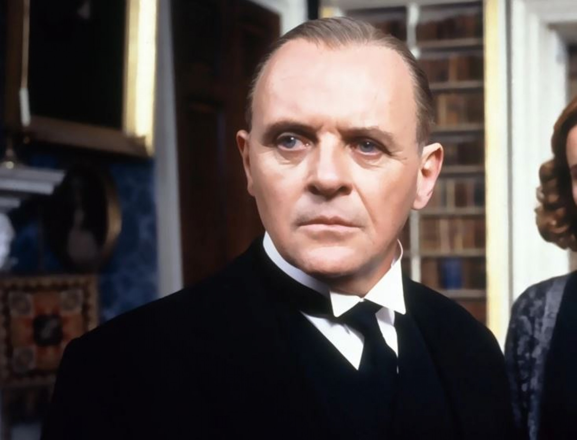 James Stevens (Anthony Hopkins) é mordomo do falecido Lord Darlington