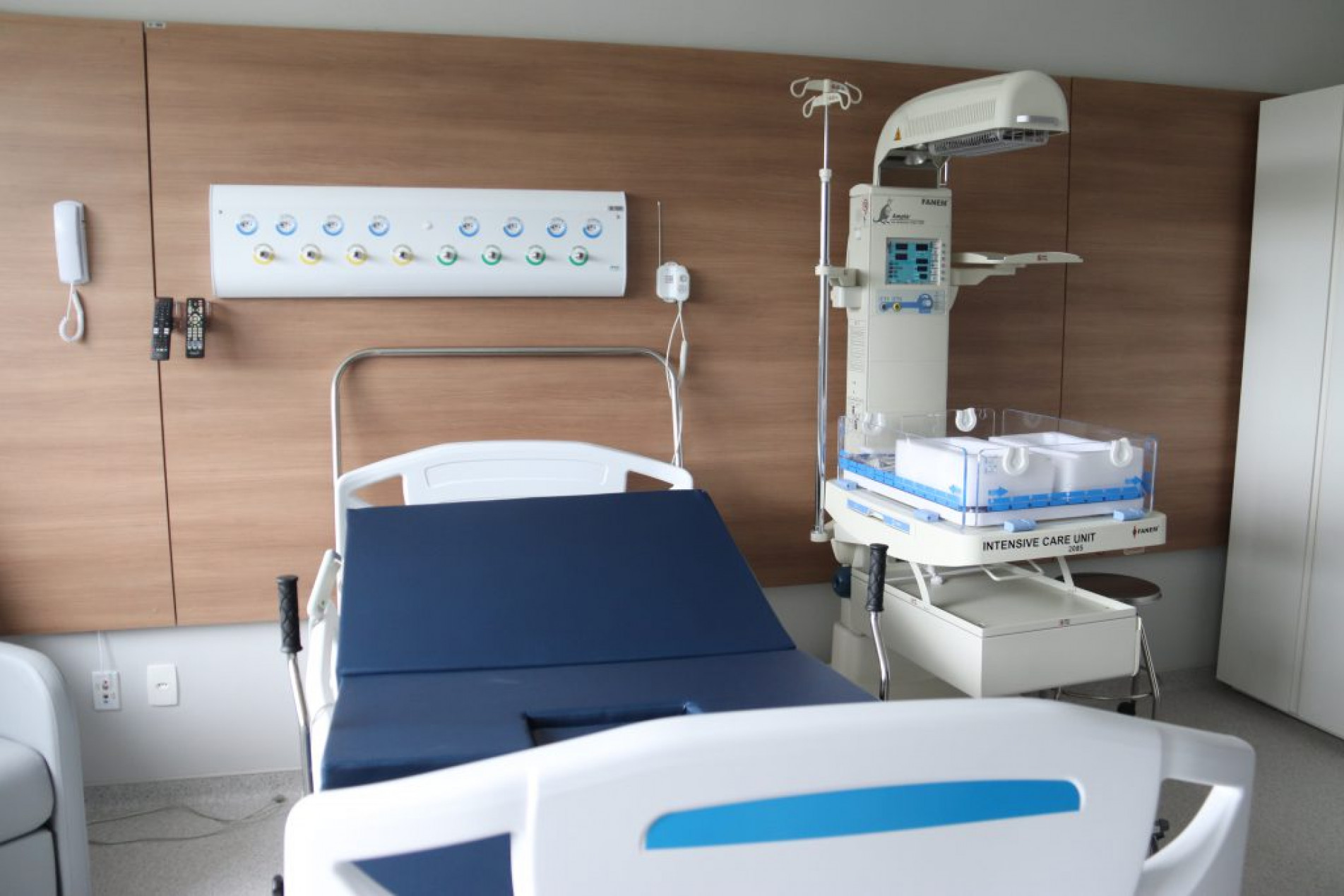 O ambiente está em fase piloto de atendimento e, neste momento, conta com equipamentos médicos de alta tecnologia