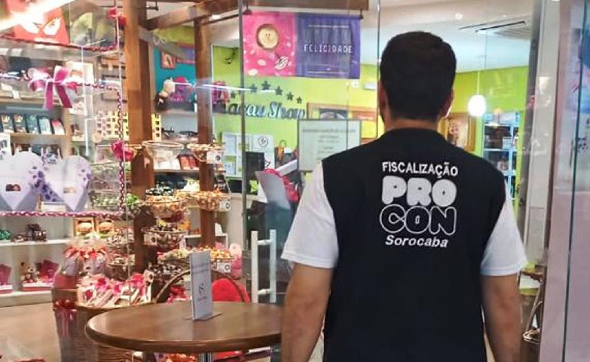 O Procon Sorocaba apresenta uma série de dicas para o consumidor evitar problemas durante e após as compras de Dia dos Namorados