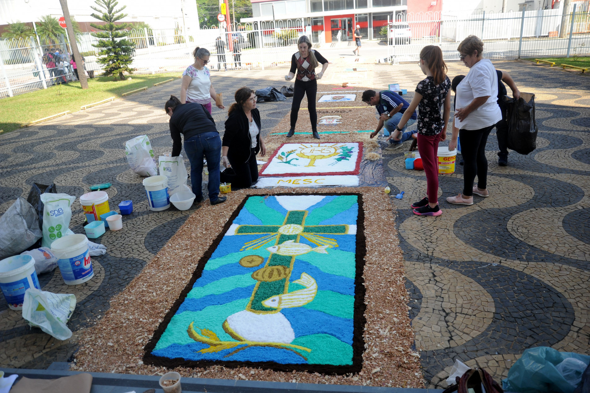 Trabalho para montagem durou horas e teve a ajuda da comunidade
