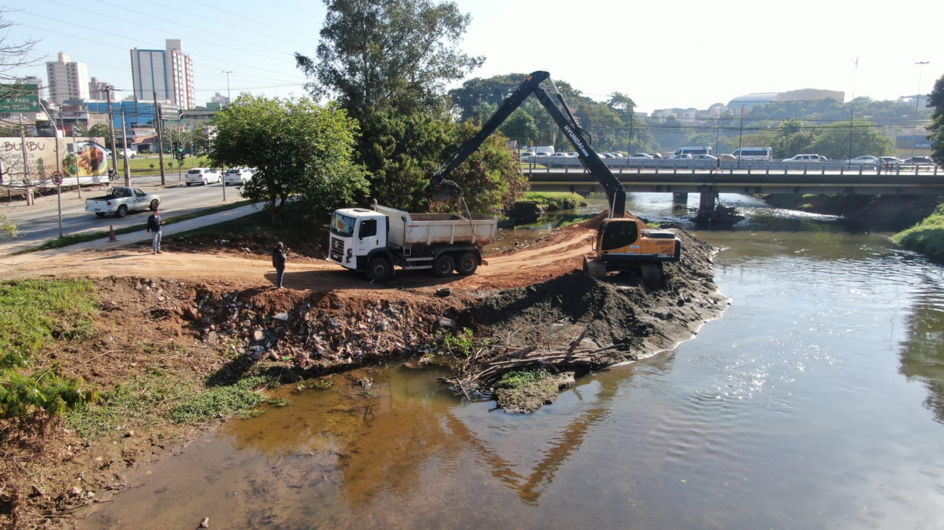 Caminhões e máquinas trabalham para retirar banco de areia
