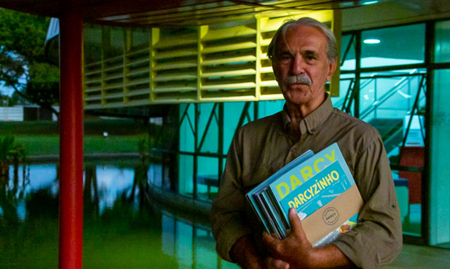 Graduado em Jornalismo pela Universidade Federal de Minas Gerais em 1968, Motta ingressou como docente na UnB em 1969