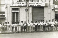 Entregadores de jornal em frente a sede do Cruzeiro, na rua S&atilde;o Bento, em 1973 - JCS
