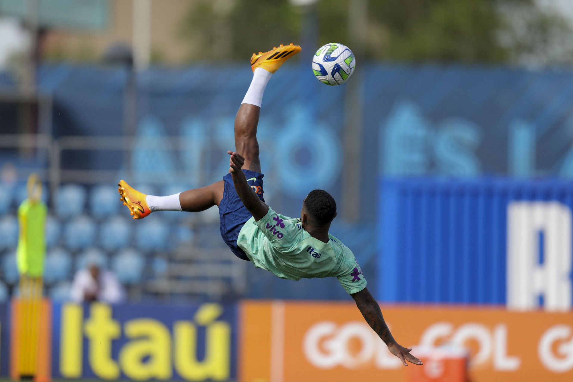 Malcom deu uma bicicleta com estilo no treino de ontem
