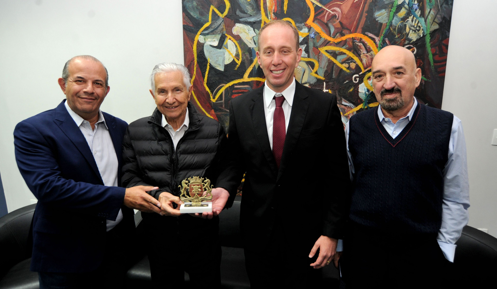 Prefeito Rodrigo Manga e vice Fernando Martins da Costa Neto entregam réplica do brasão de Sorocaba aos membros do Conselho de Administração da FUA César Augusto Ferraz dos Santos e Laelso Rodrigues