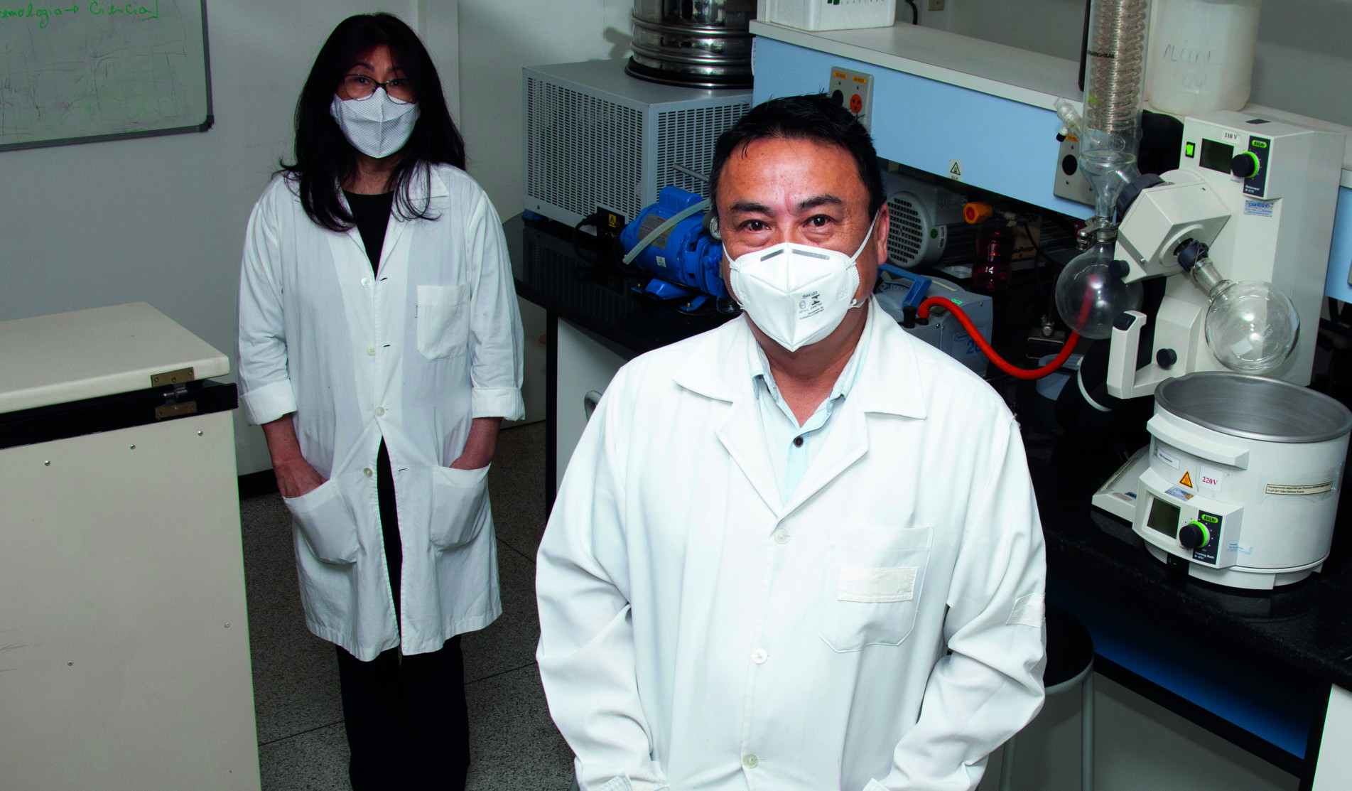 Foto1: Professora Yoko Oshima Franco, que comanda o grupo de pesquisa responsável pelo estudo, e o pesquisador Edson Hideaki Yoshida