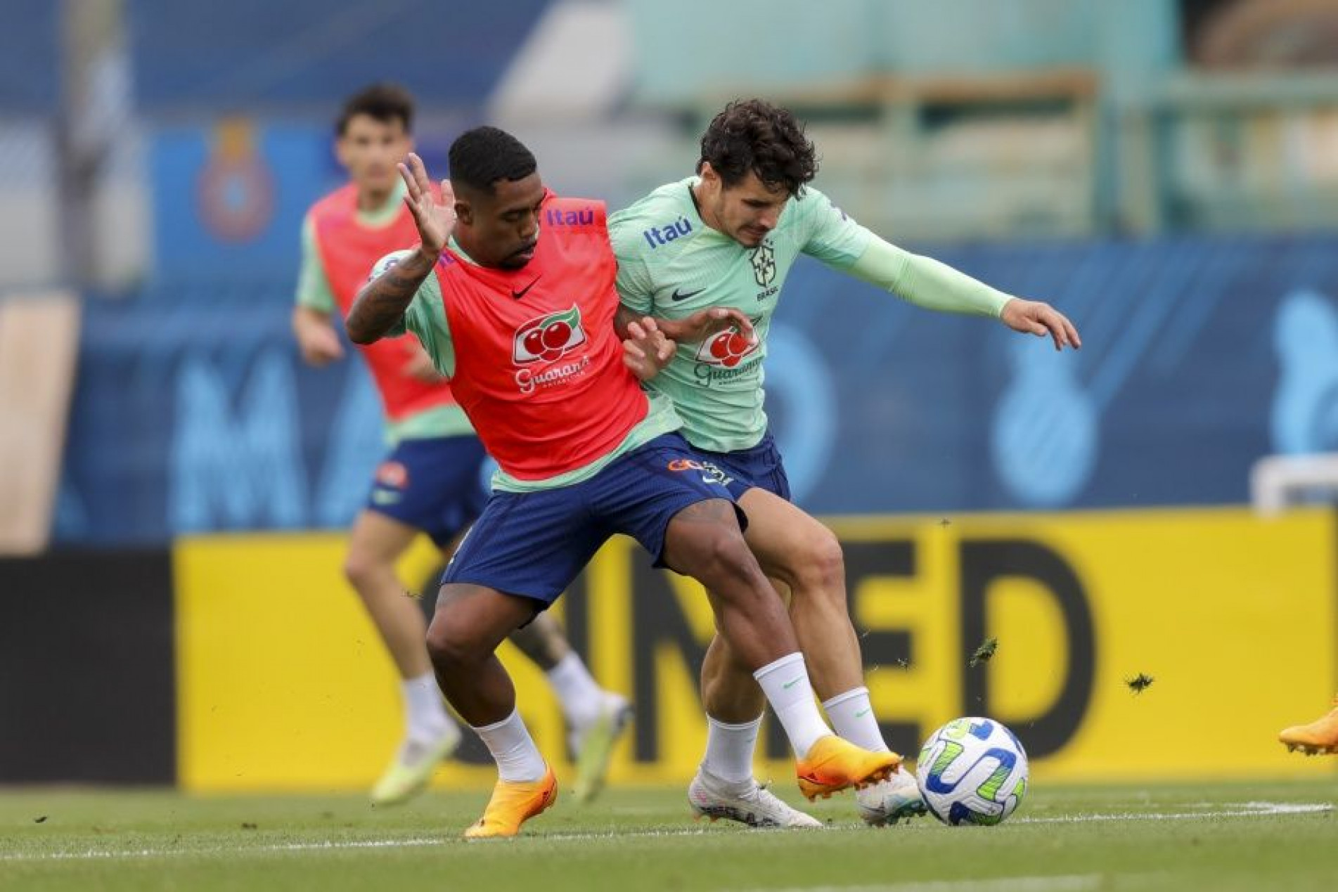 Técnico teve time quase completo no treino tático