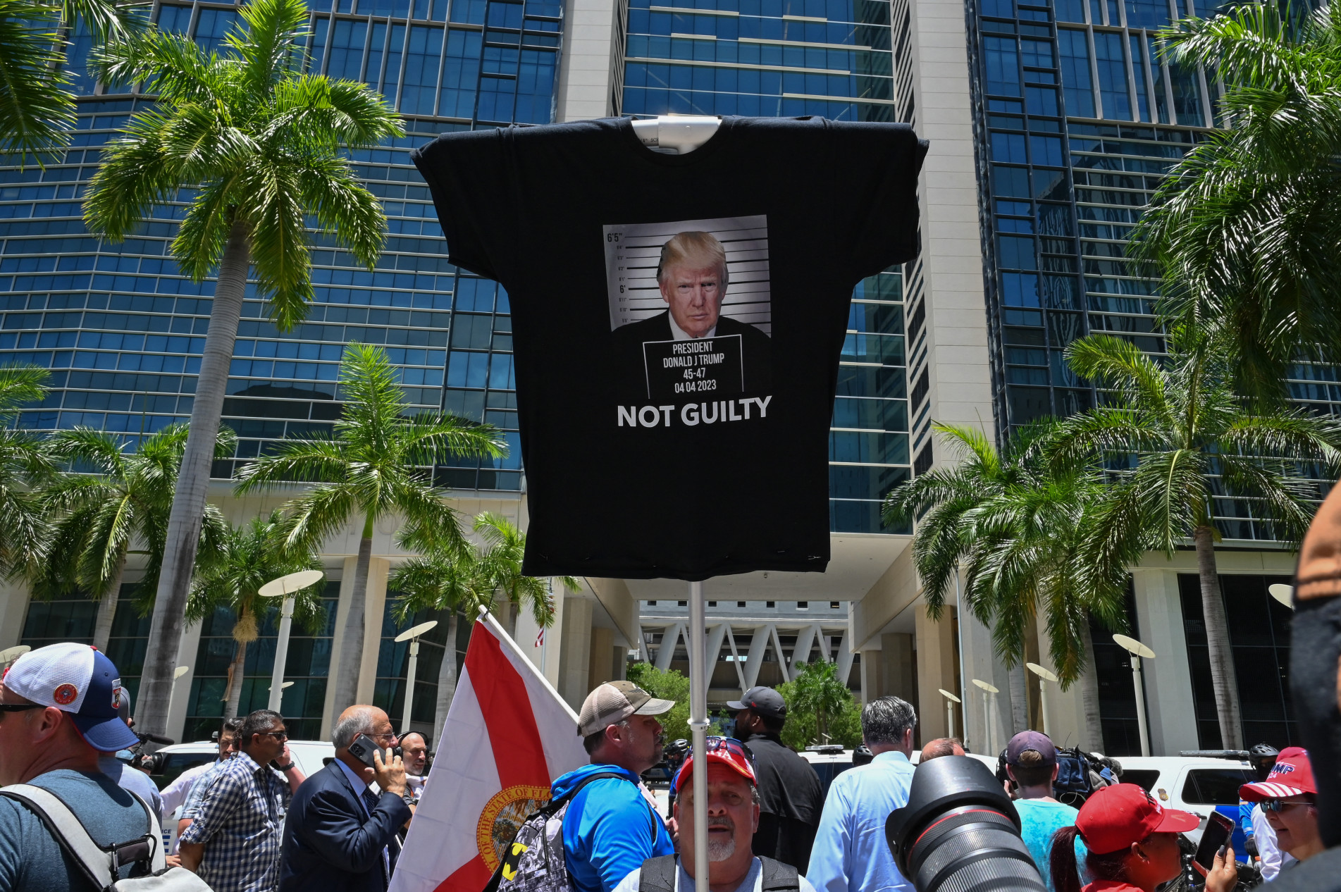 Trump foi recebido por apoiadores em Tribunal de Miami
