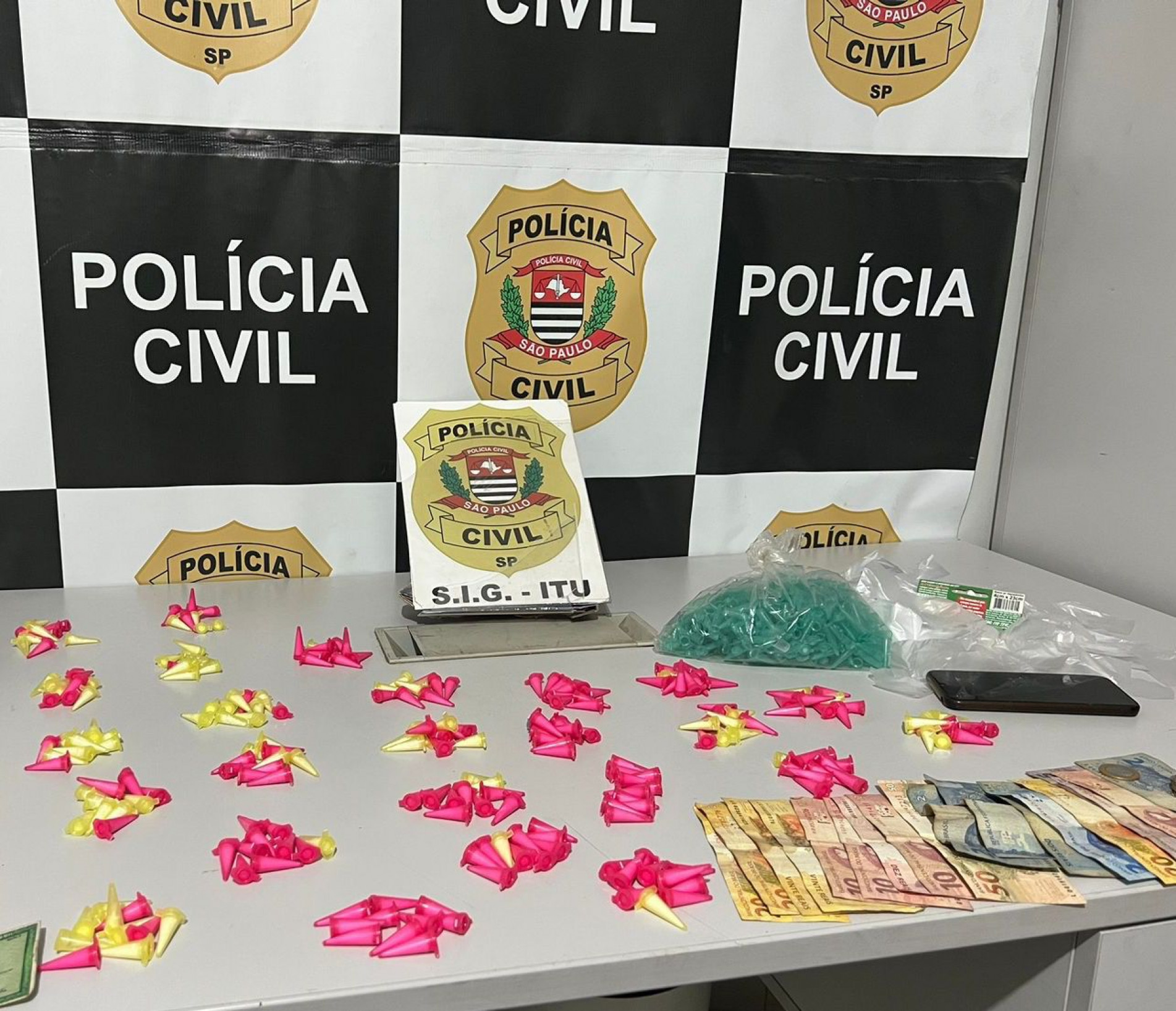 Os agentes apreenderam dois celulares, R$ 229 reais, uma balança de precisão, material para embalar as drogas, microtubos vazios e mais de 300 porções de cocaína