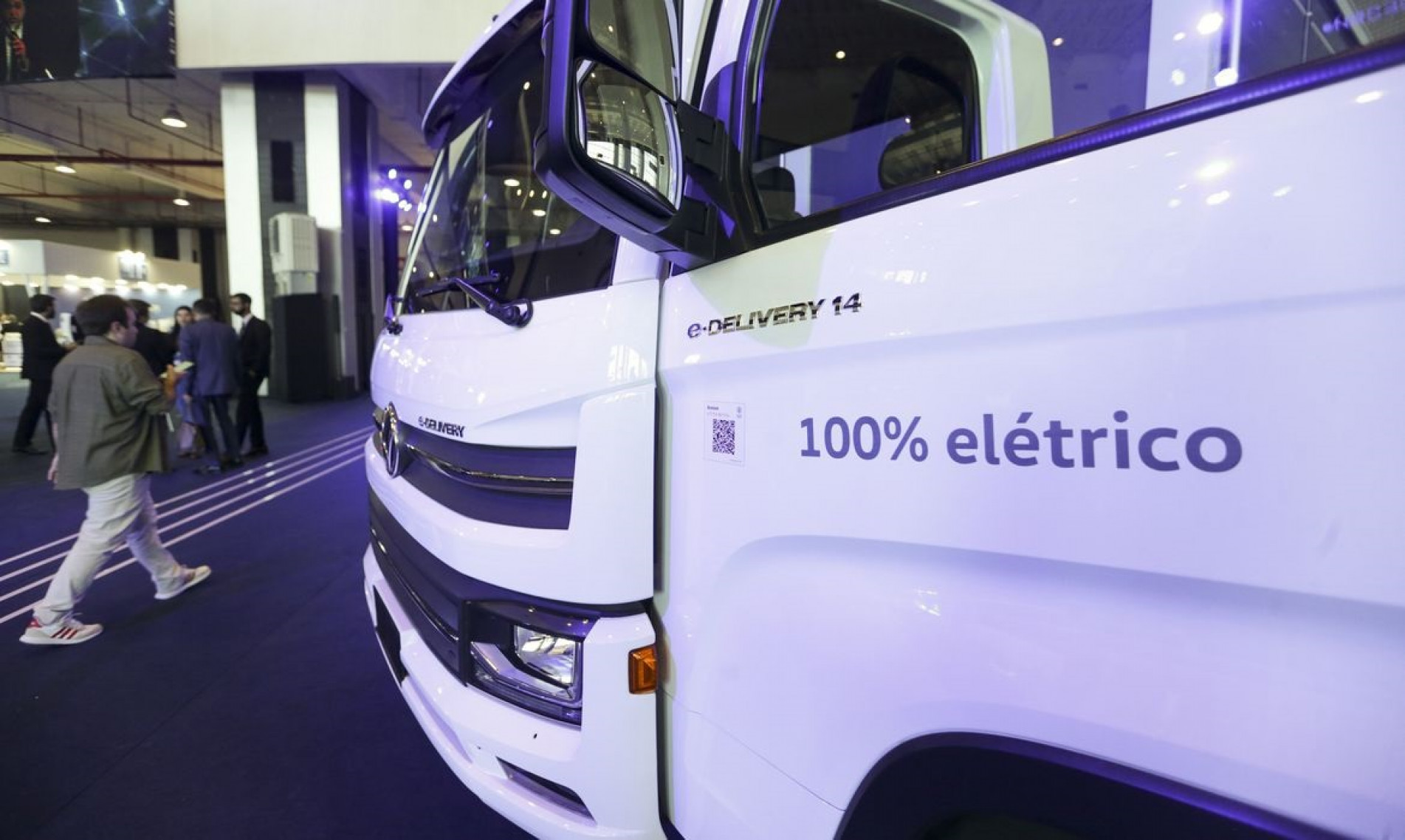 Veículos elétricos e híbridos expostos no evento 