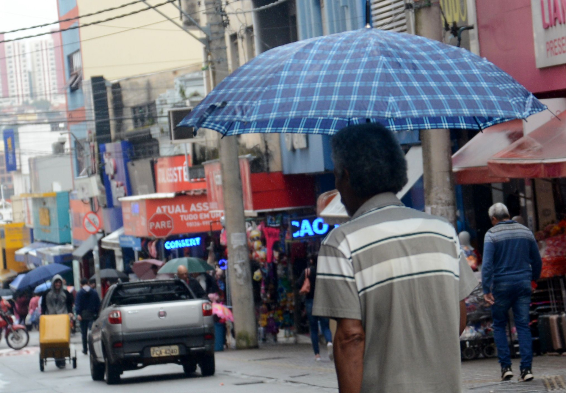 Guarda-chuva e agasalho são acessórios obrigatórios para quem precisa sair de casa