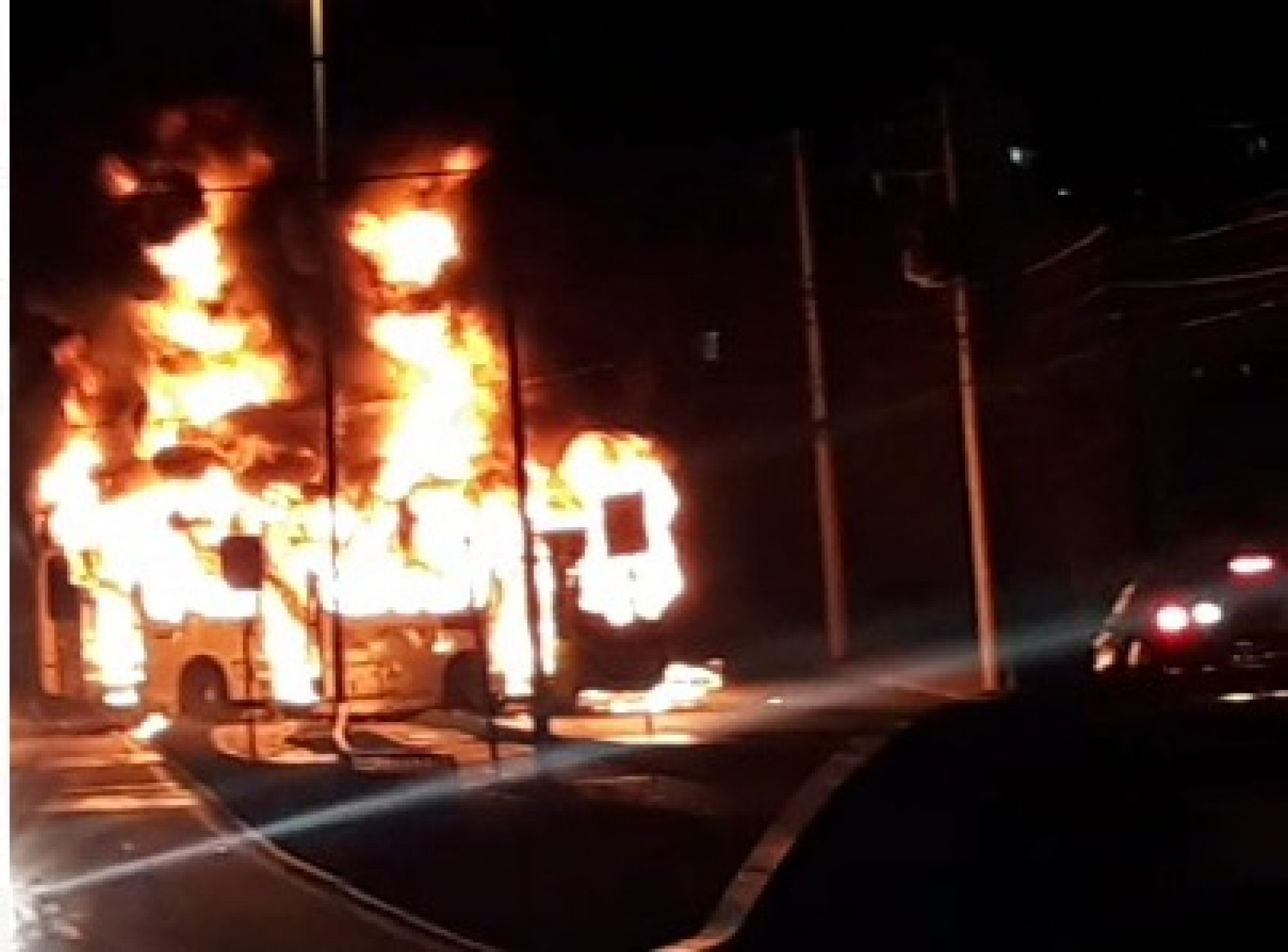 Veículo foi incendiado por volta das 19h30 de terça-feira (13)