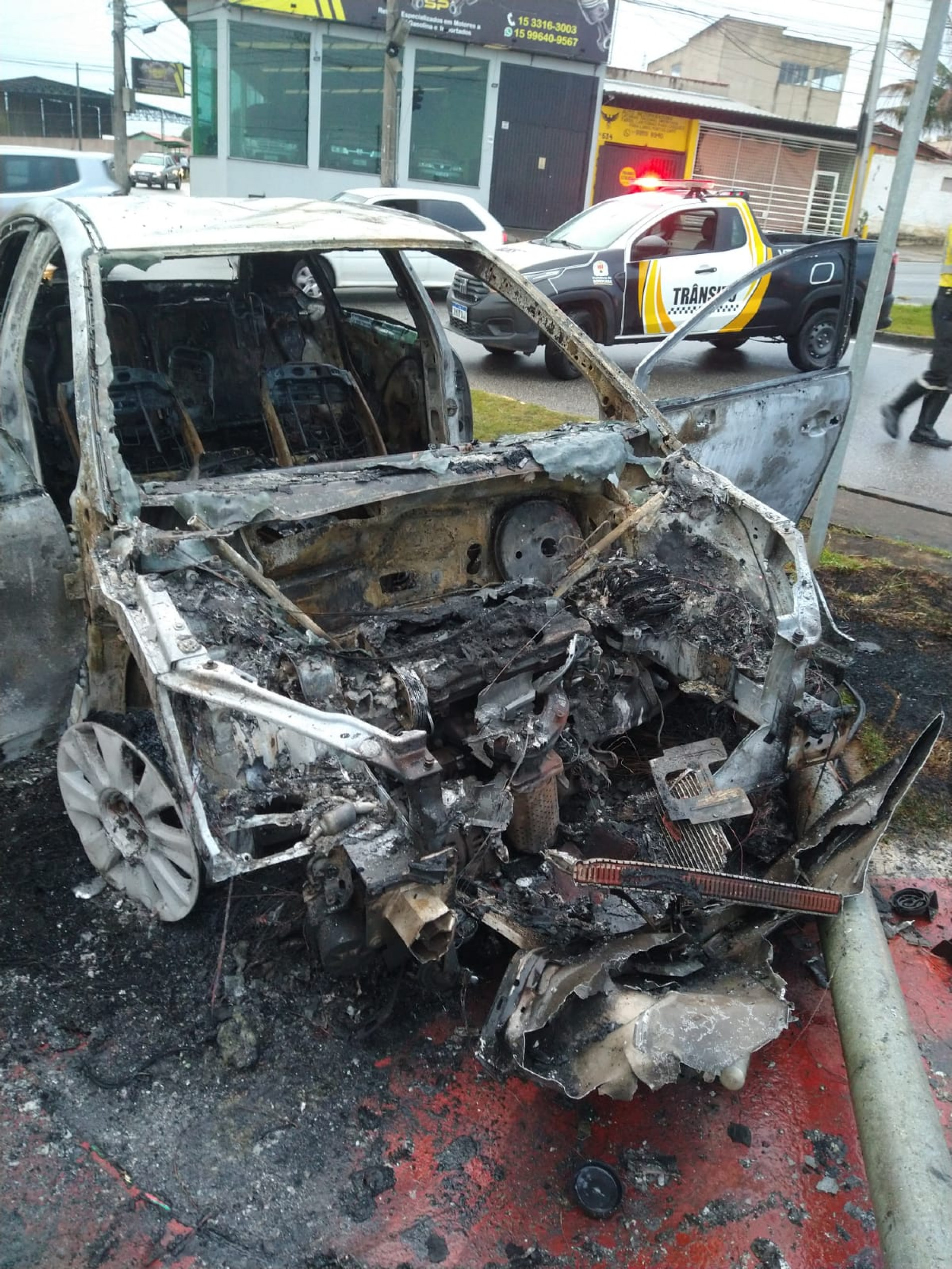 Veículo foi destruído pelas chamas