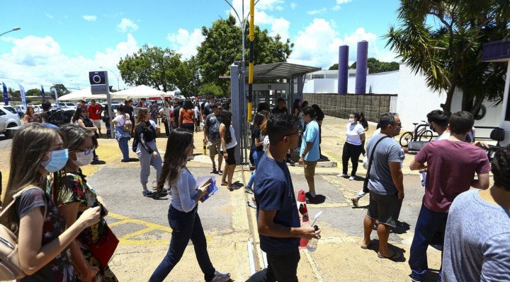 Candidatos comparecem a local de prova para a primeira etapa do Exame Nacional do Ensino Médio (Enem) 2022.