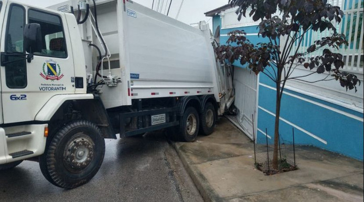 Caminhão de lixo arrasta carro e bate na fachada de casa em Votorantim