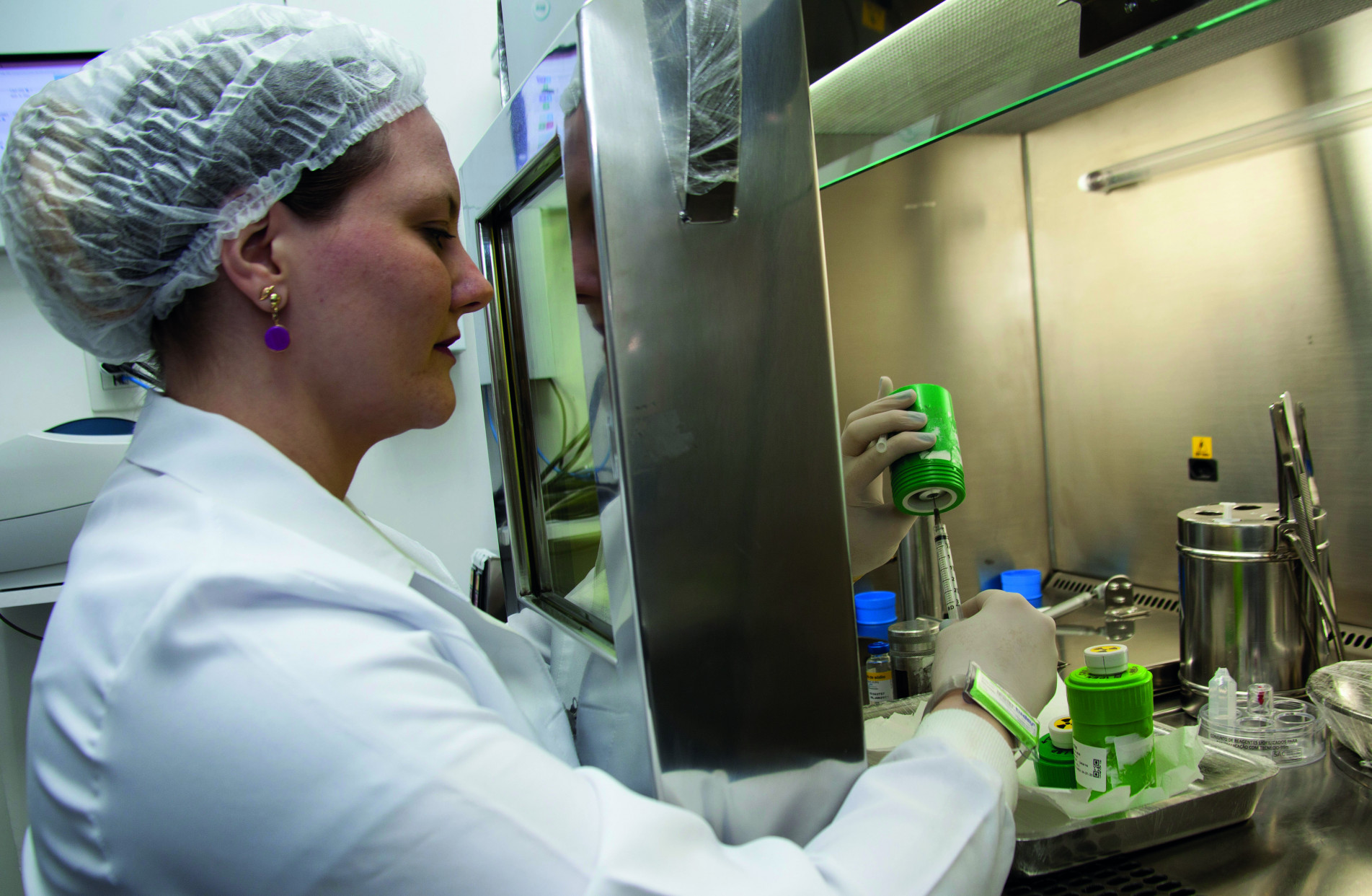 A biomédica Fabiana Trevisan prepara os radiofármacos que serão injetados num paciente prestes a passar por uma cintilografia rena