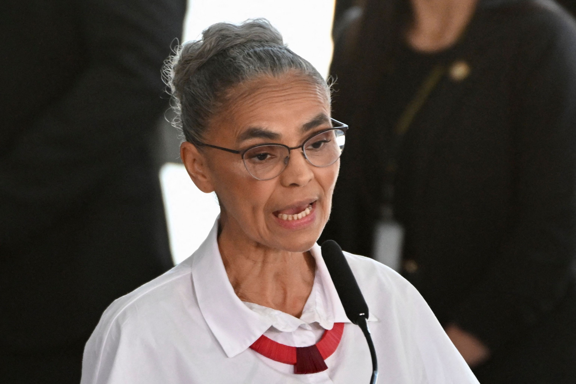 Marina Silva recebeu alta hospitalar, após ter sido internada com fortes dores na coluna