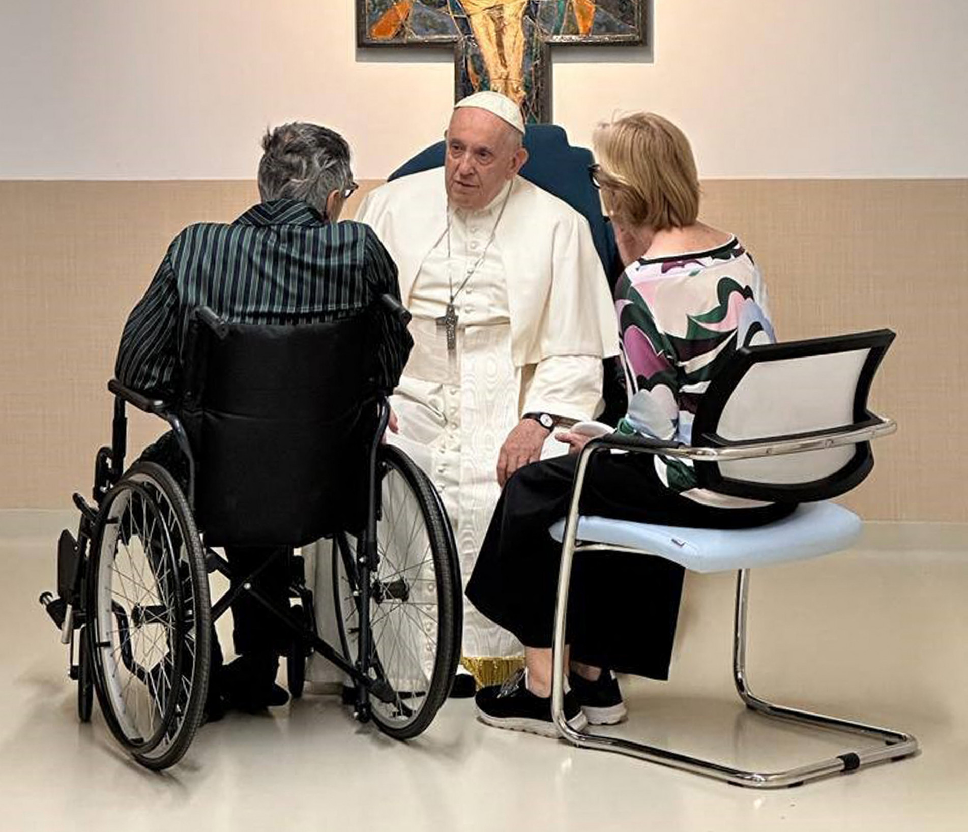 Nesta quinta-feira (15), o papa Francisco circulou, em uma cadeira de rodas, pelo hospital onde está internado, tendo cumprimentado funcionários e pacientes nos corredores