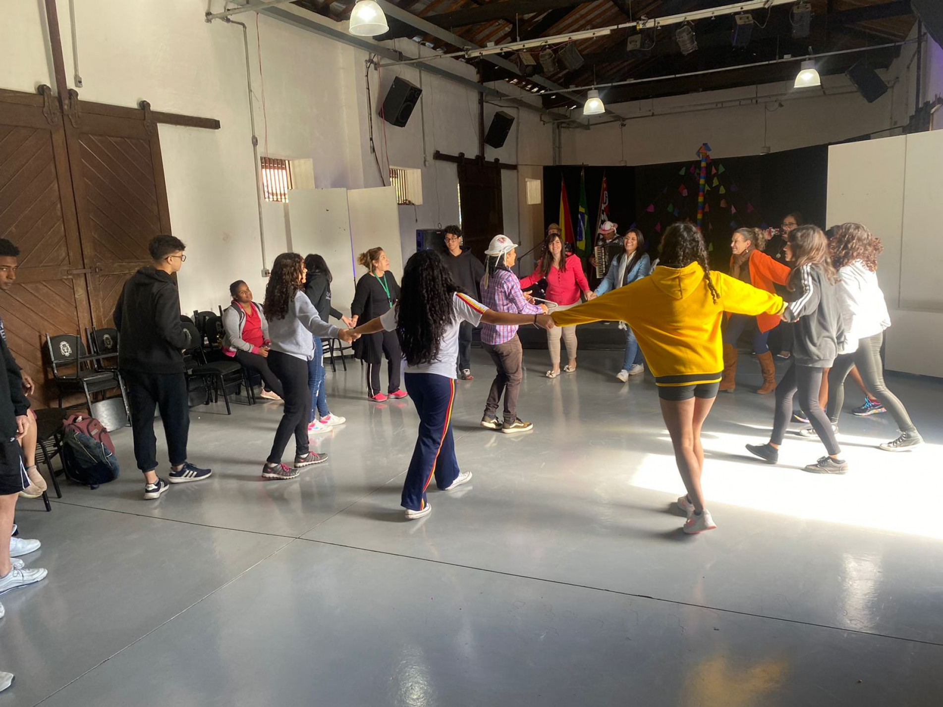 Música e dança típicas marcaram a abertura da exposição, que aconteceu na última quinta-feira (15)