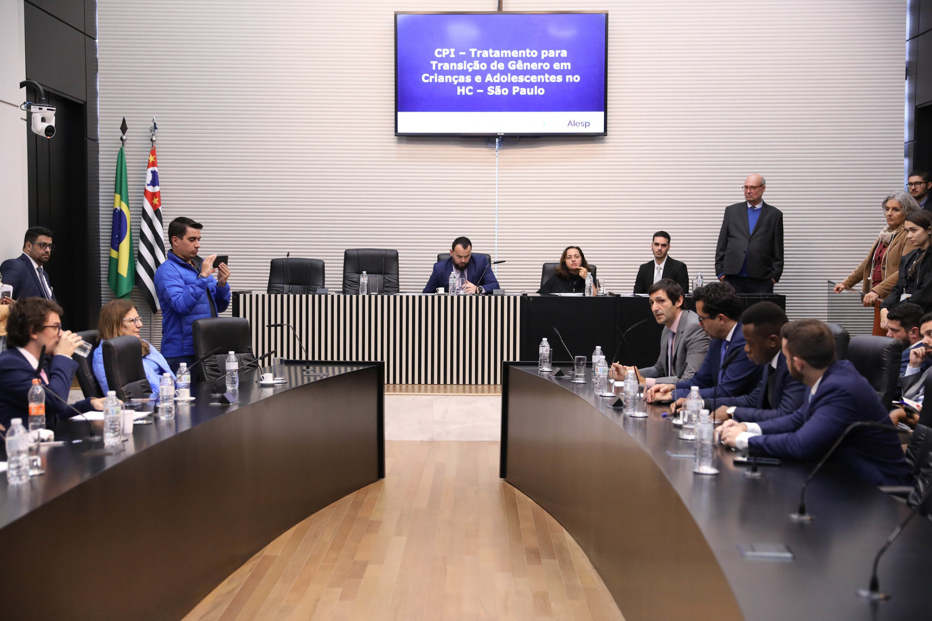 Gil Diniz é eleito presidente da CPI da transição de gênero em crianças e adolescentes