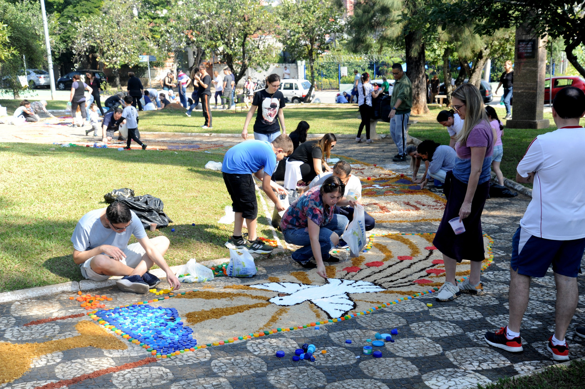 Crianças e adultos participaram da atividade 