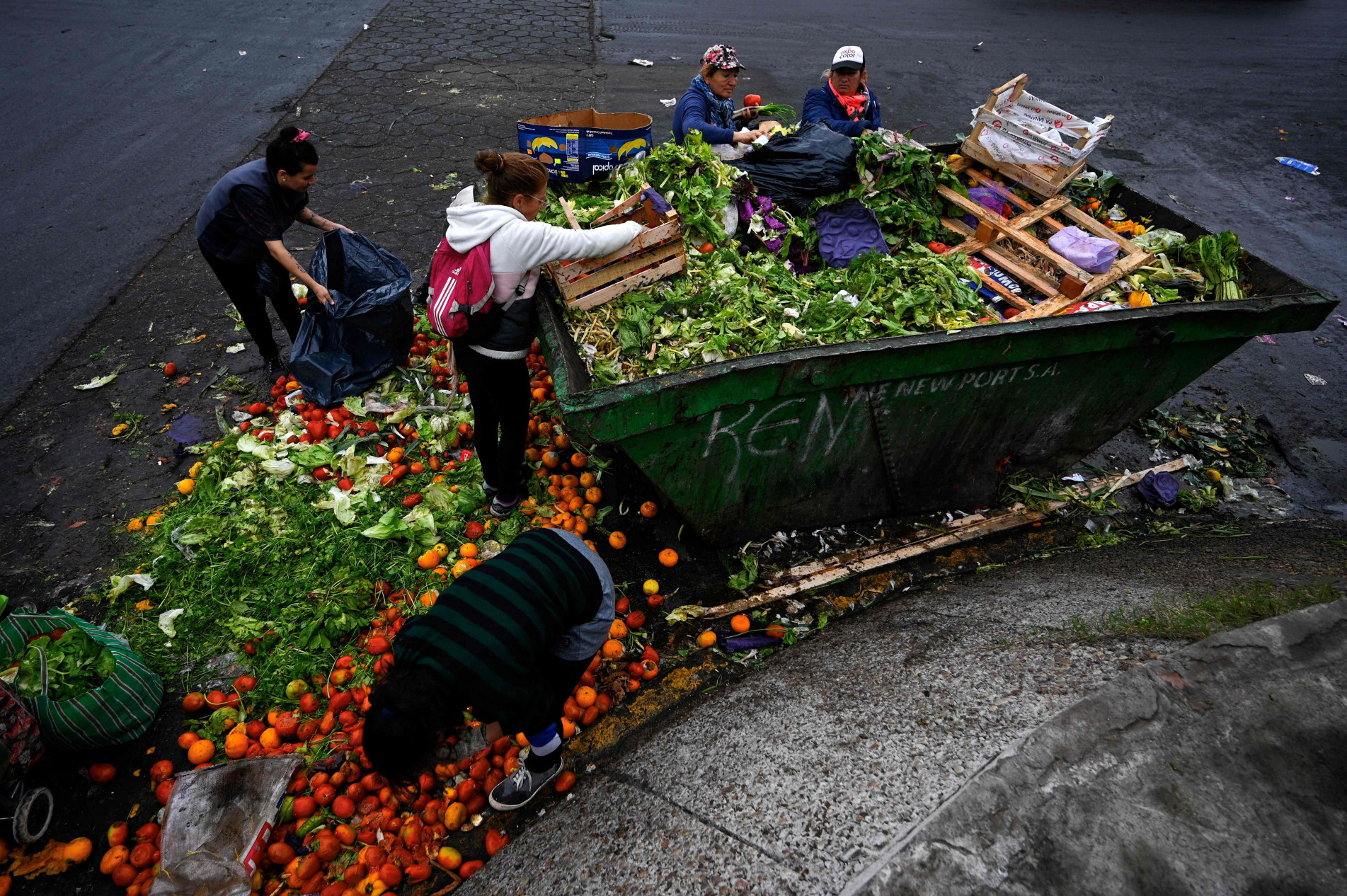 Buscar comidas em caçambas é uma das alternativas contra a fome