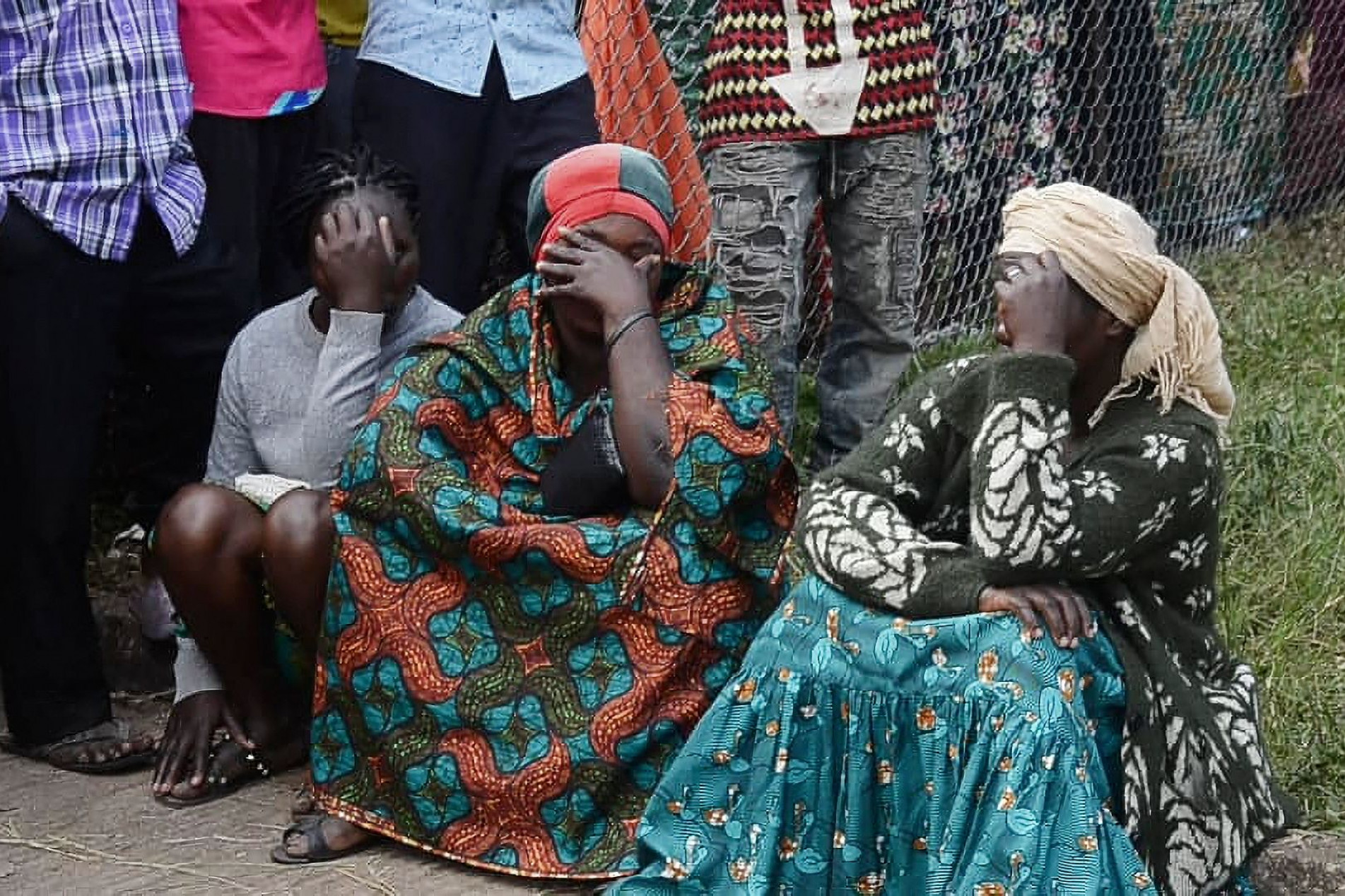 Mulheres choram após receber a notícia da morte de estudantes
