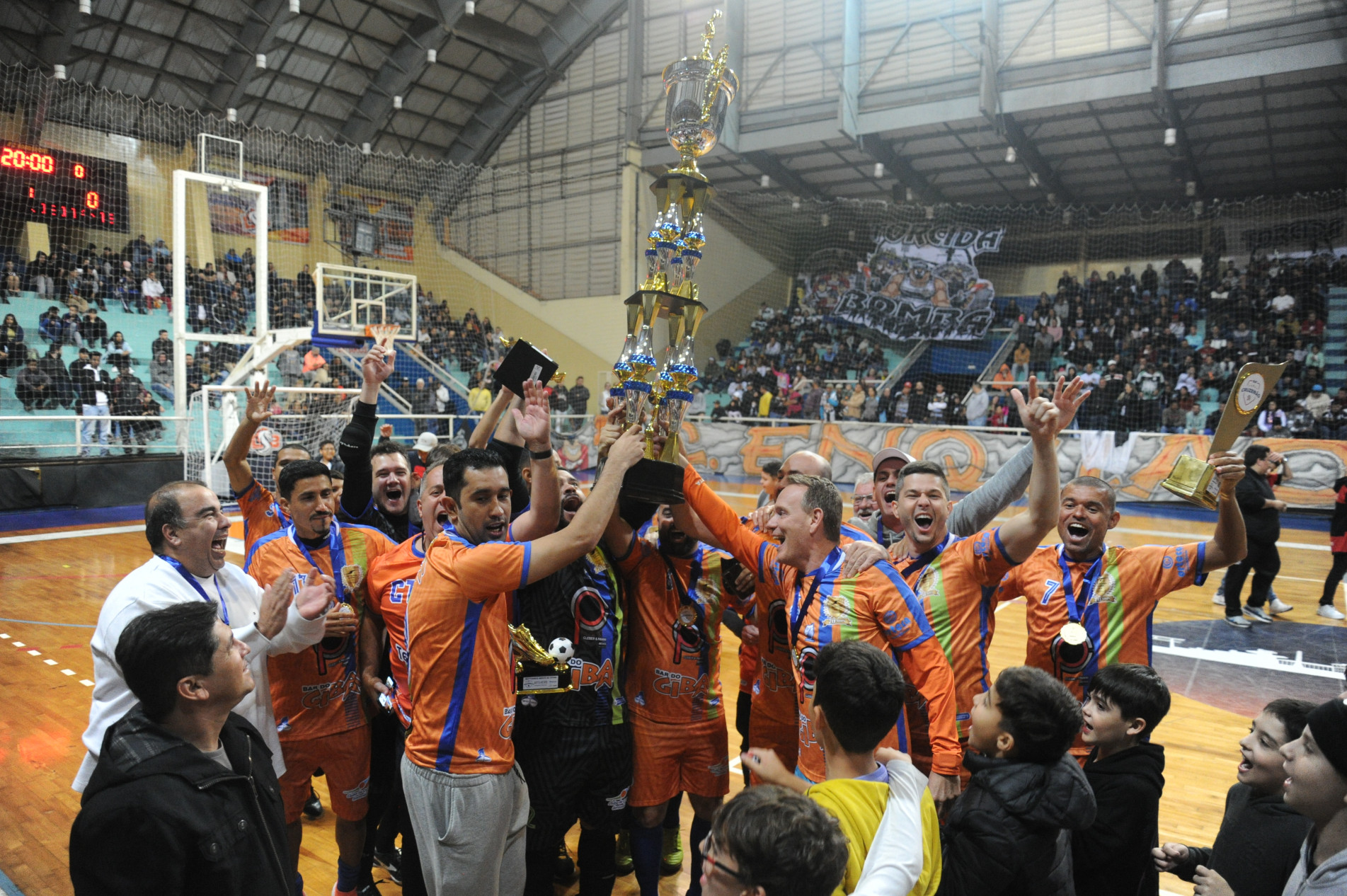 O CCS/Cleber e Pavani fez a festa no Ginásio Municipal