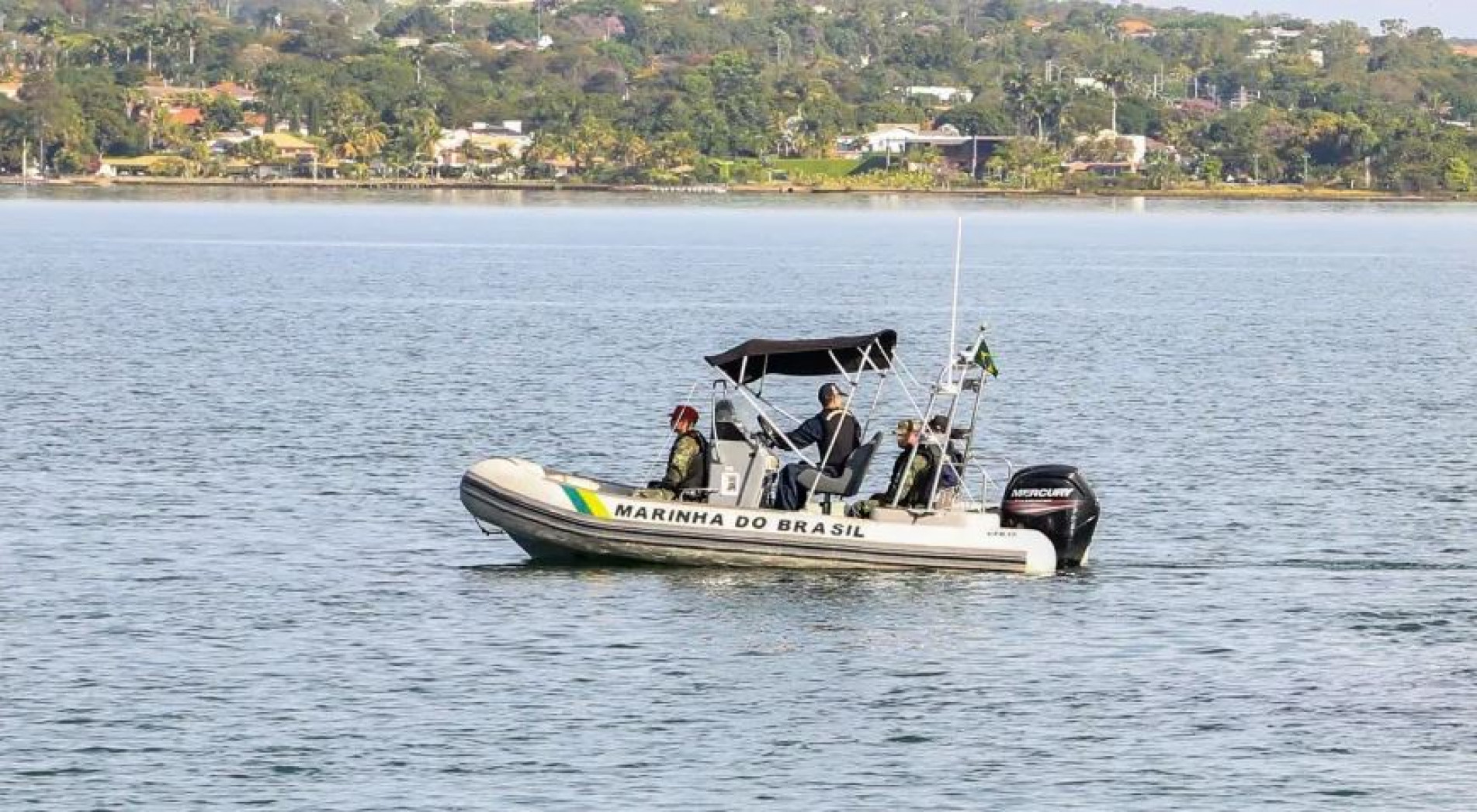Marinha busca pelos oito tripulantes após o naufrágio da embarcação.
