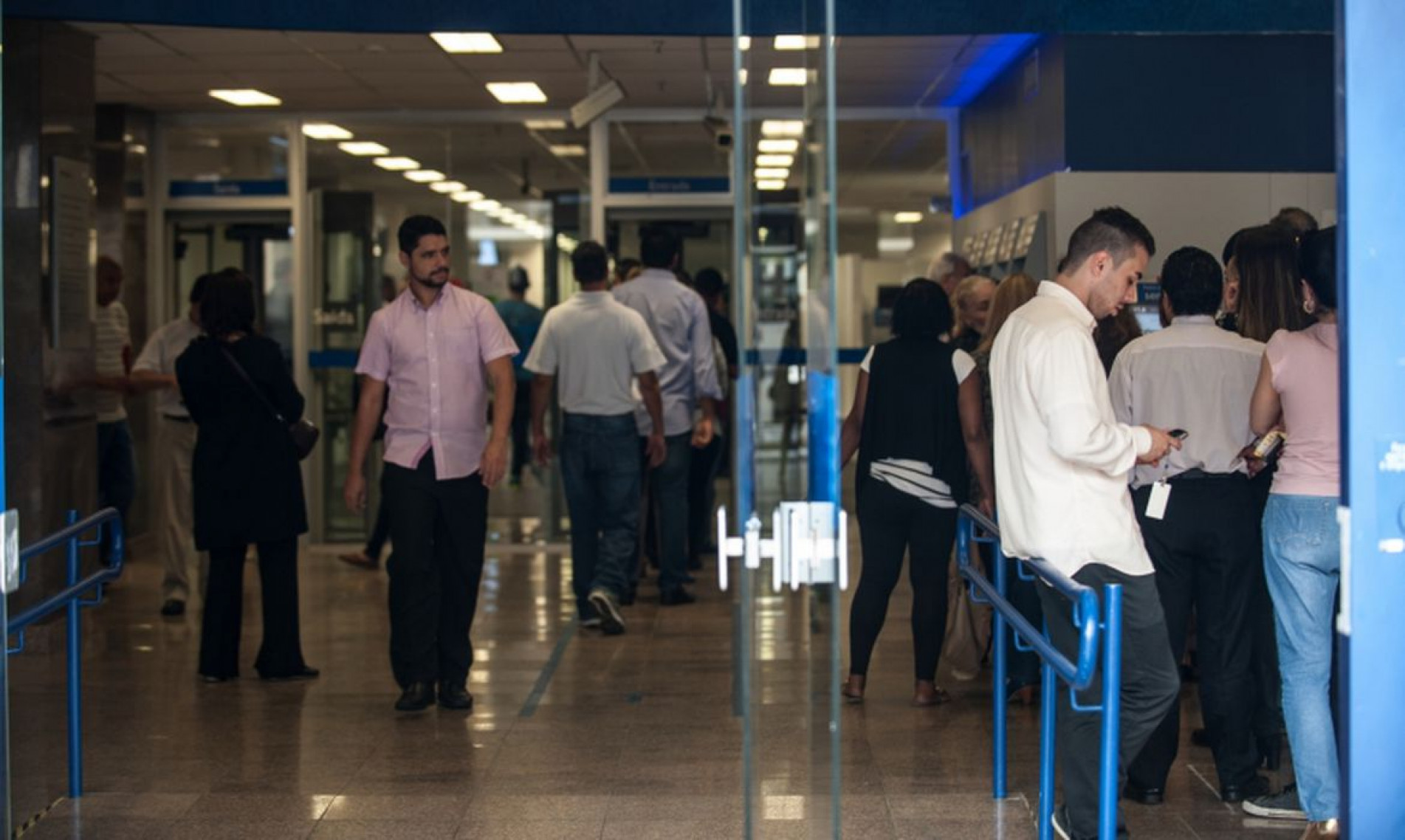 
Câmara aprova projeto que pune discriminação de políticos


