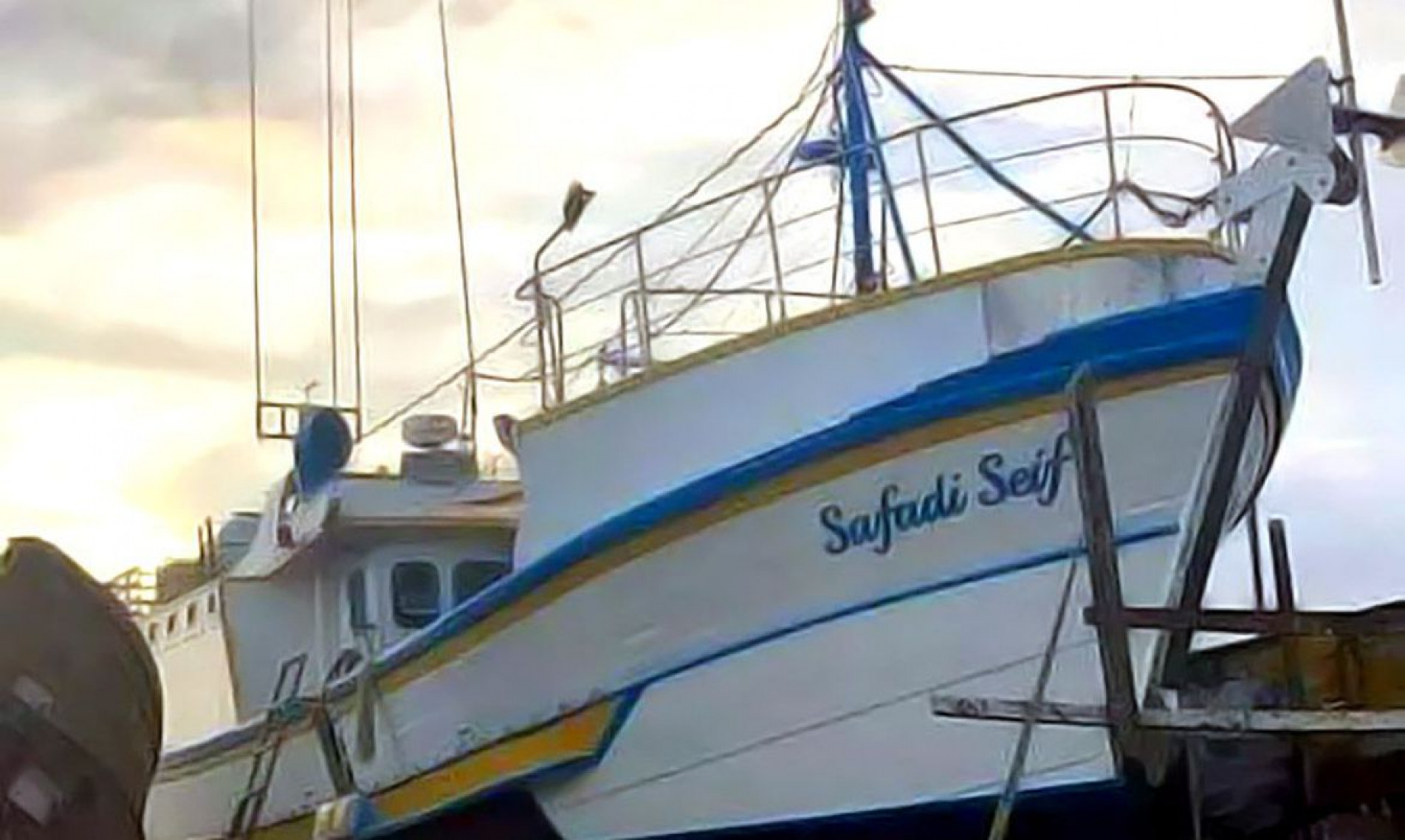 Barco de pesca Safadi Seif naufraga no litoral sul de Santa Catarina com 8 tripuantes à bordo