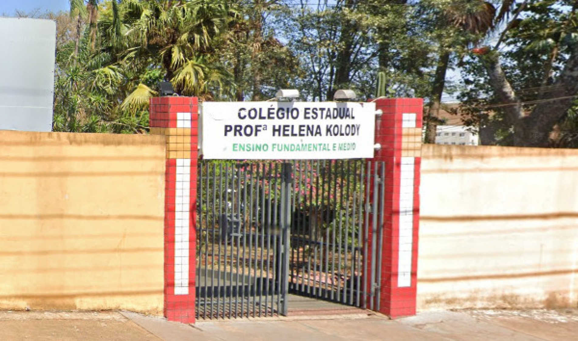 Um ex-aluno entrou armado no Colégio Estadual Professora Helena Kolody e matou uma estudante