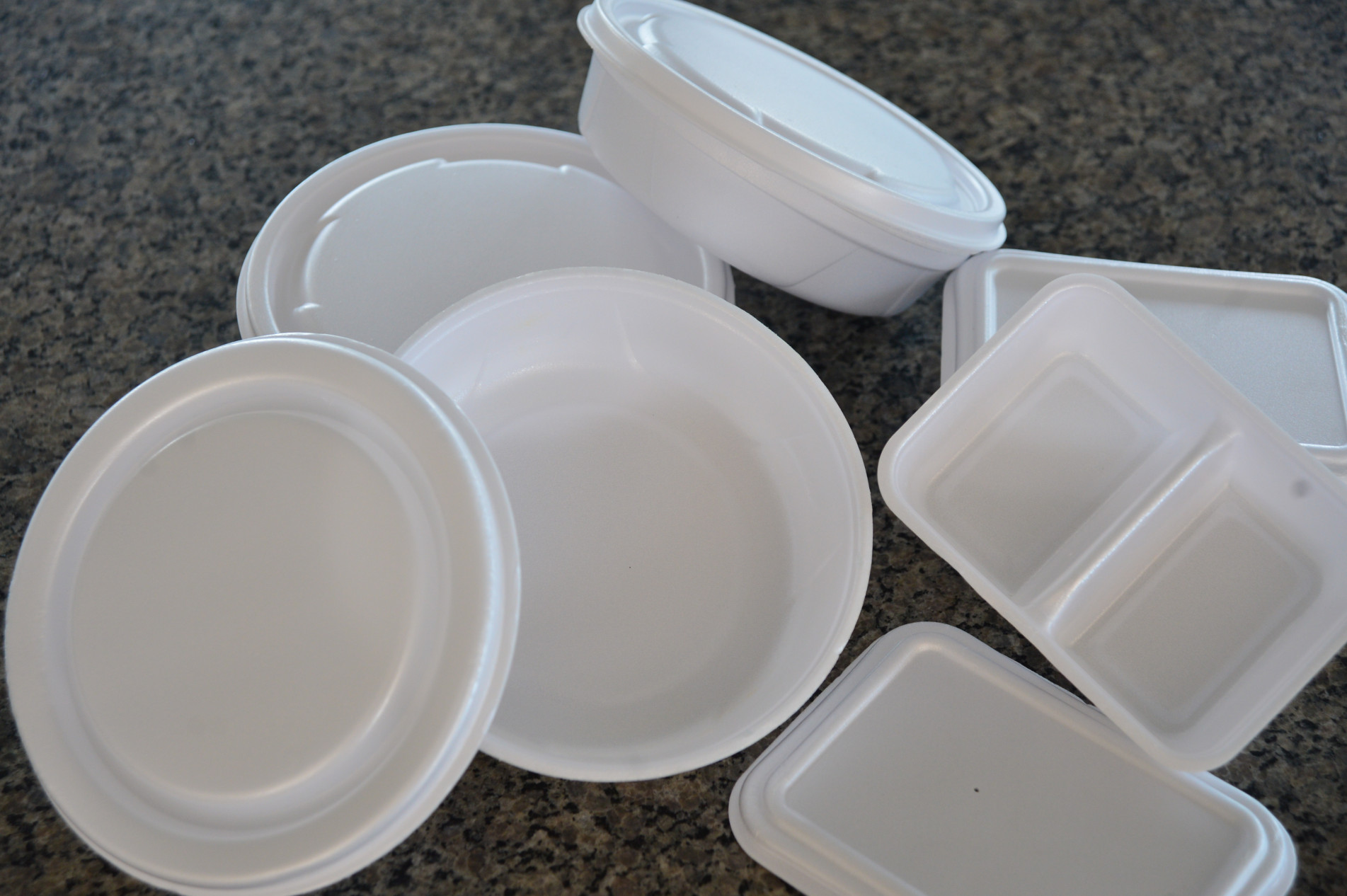 Alguns restaurantes e estabelecimentos similares de Sorocaba ignoram a lei aprovada em 2019 -- regulamentada no ano seguinte -- que proíbe o uso de isopor para acondicionar alimentos e obriga a sua substituição por materiais biodegradáveis e recicláveis