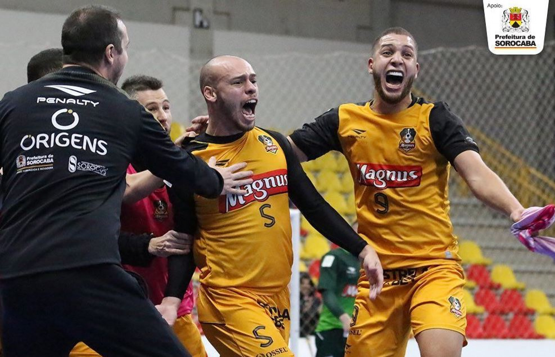 Elenco comemorou mais uma vitória expressiva no clássico
