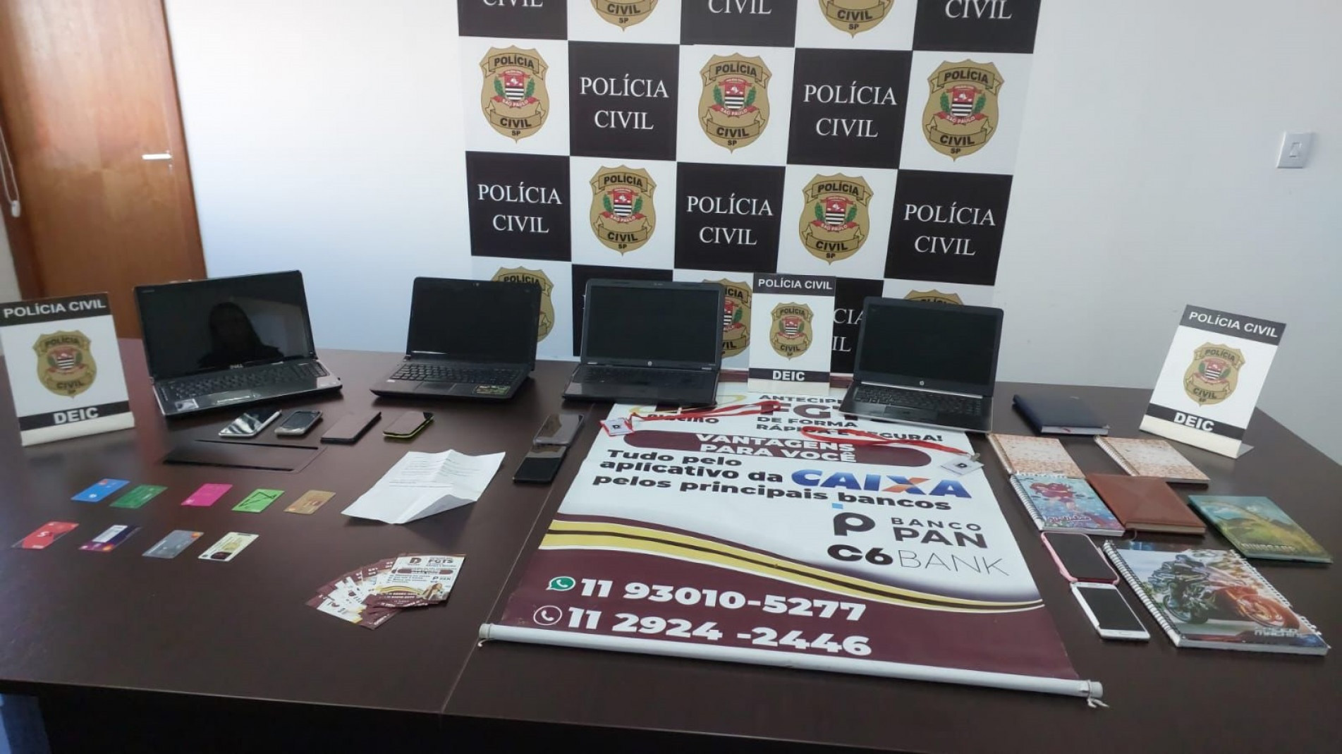 A polícia prendeu as acusadas e apreendeu materiais utilizados nos golpes