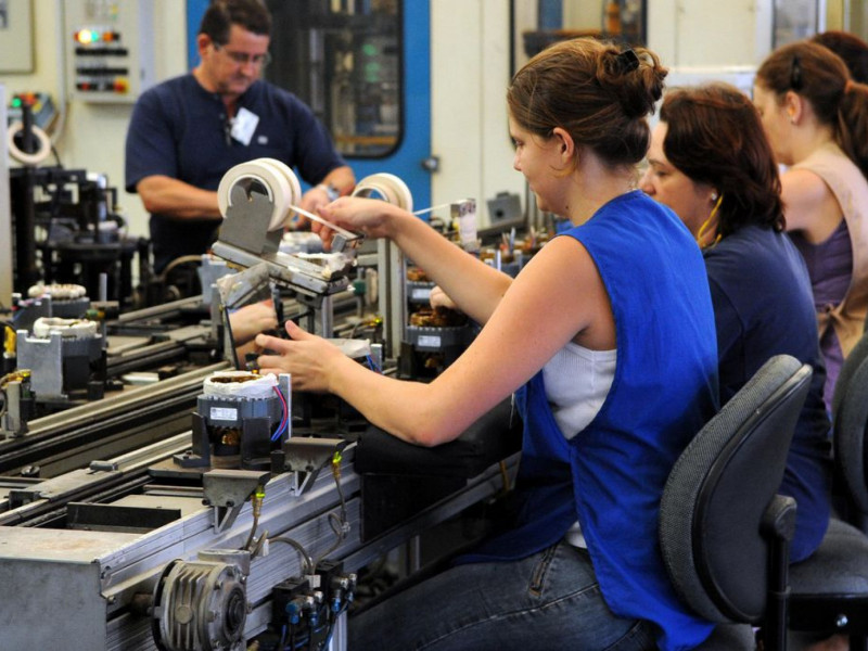 Em 2021, as mulheres  tinham média salarial 16,3% menor do que a dos homens 
