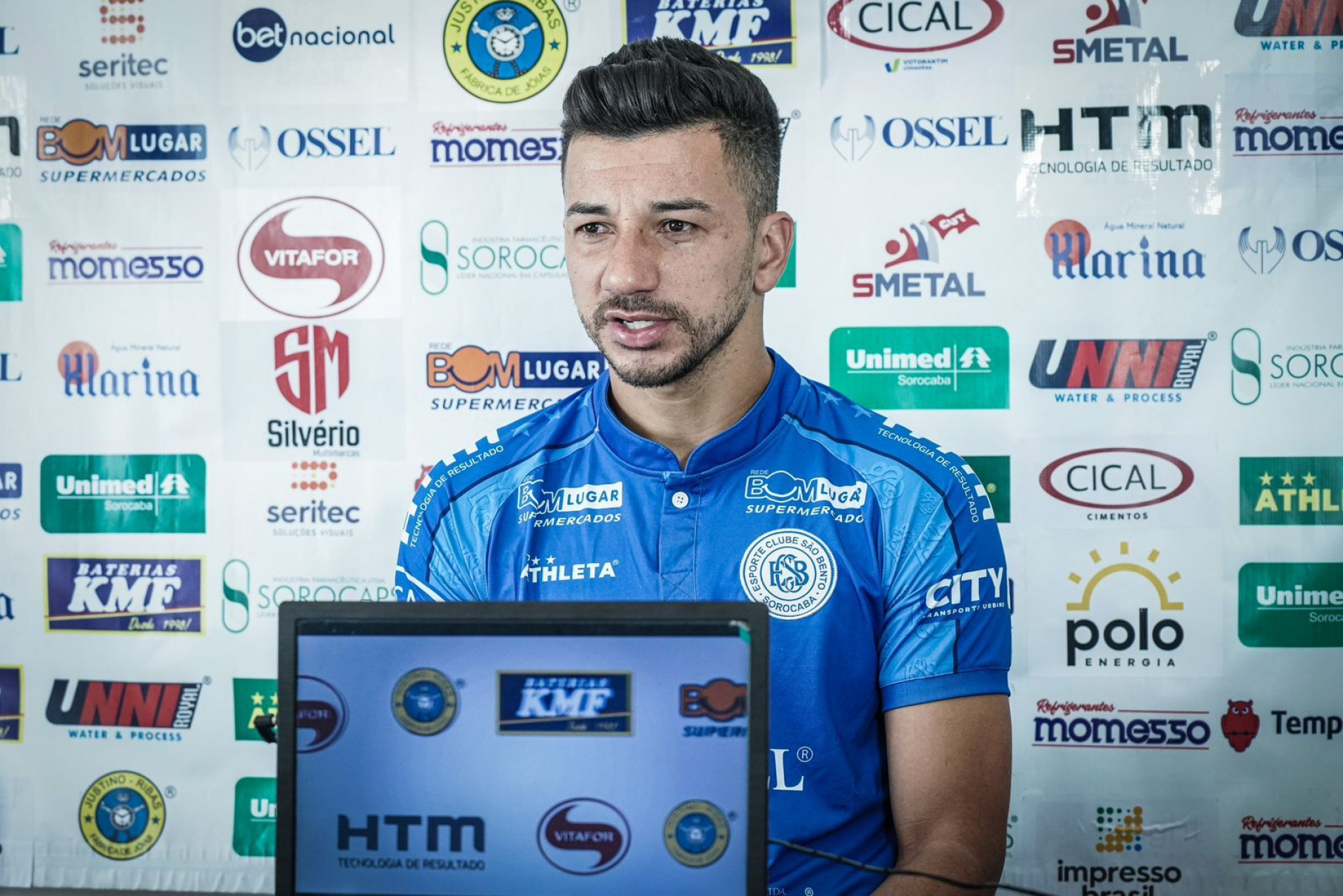 O meia Renan Oliveira