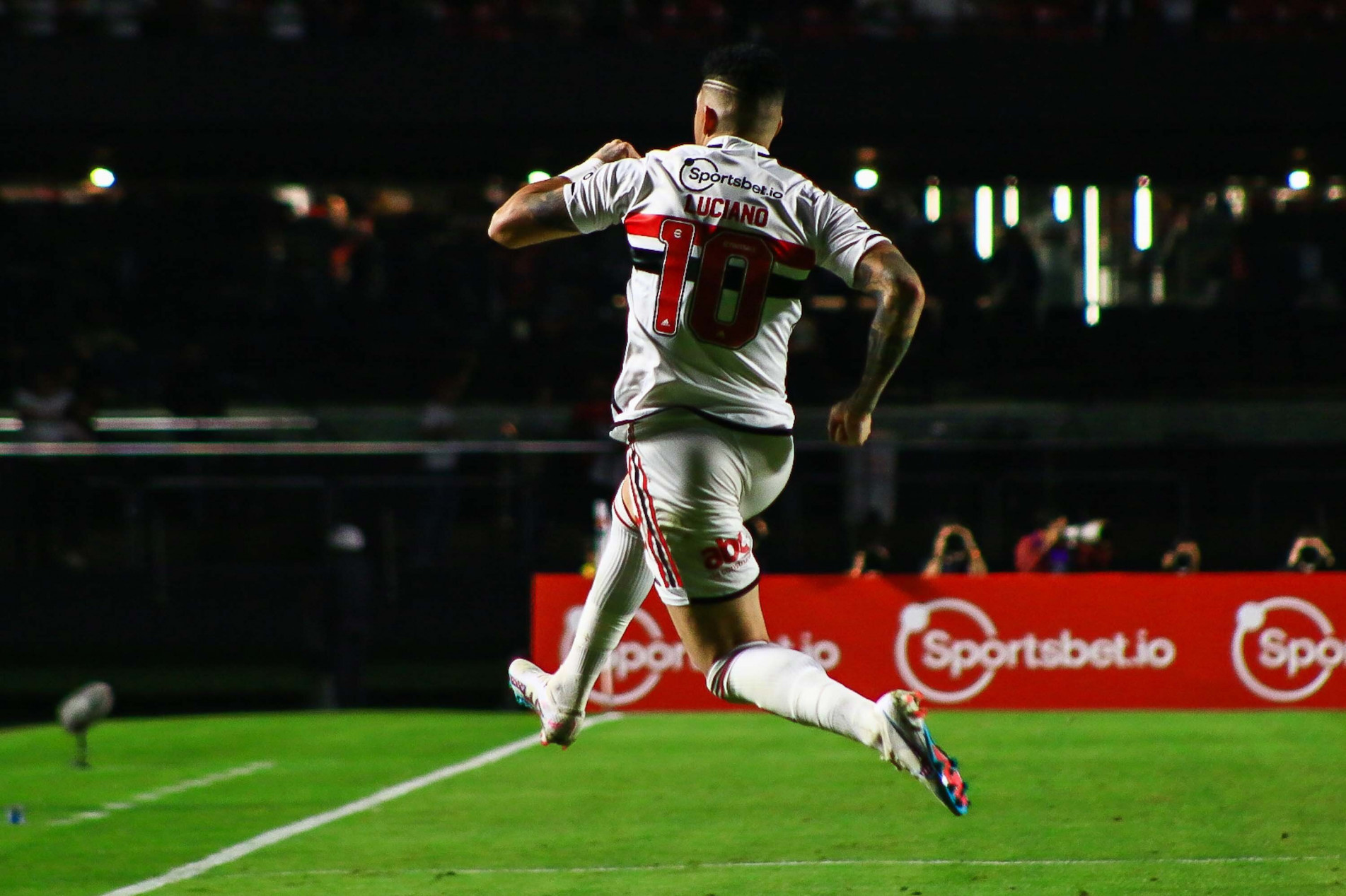 Luciano anotou um golaço após Calleri fazer o pivô