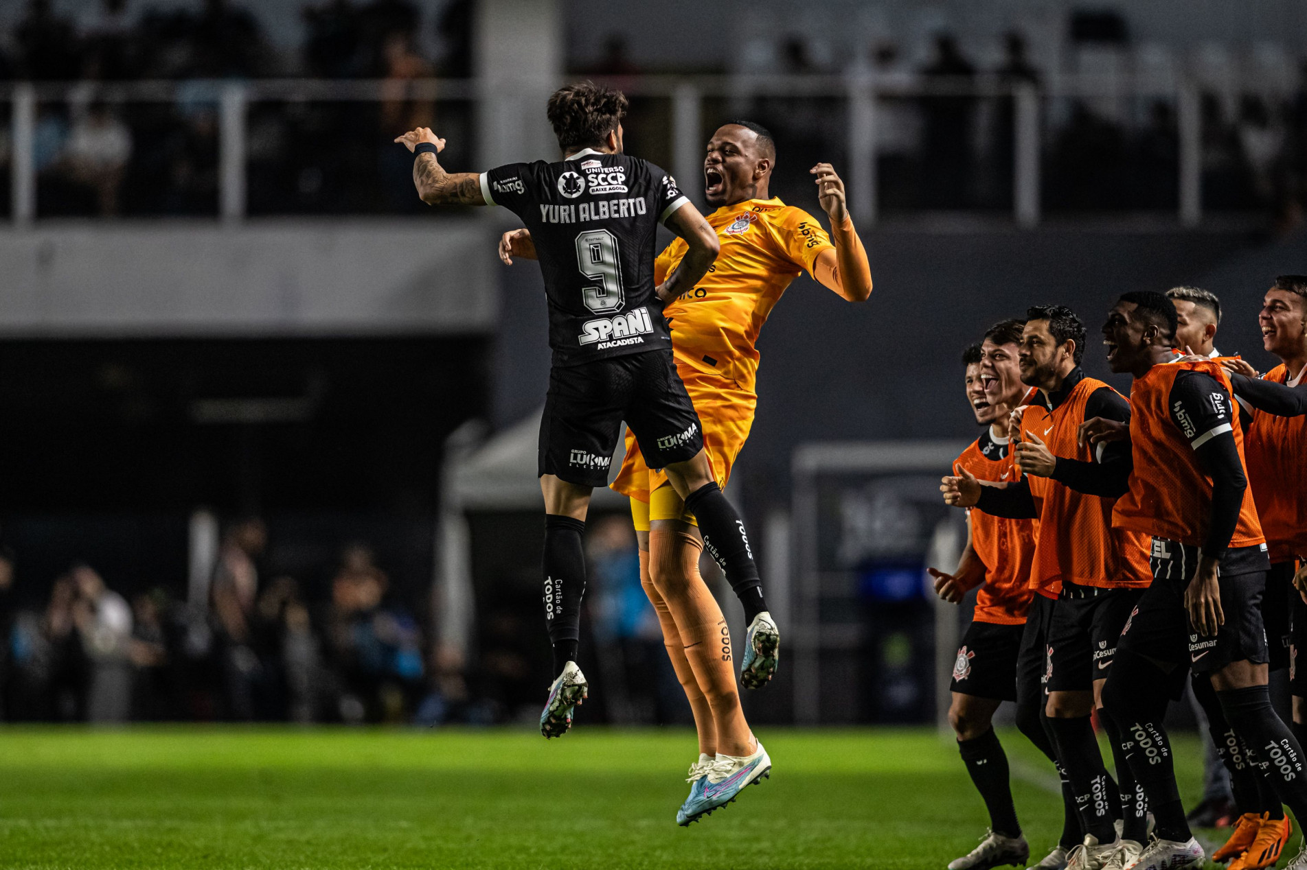 Yuri Alberto desencantou diante do ex-clube e comemorou com o goleiro reserva Carlos Miguel