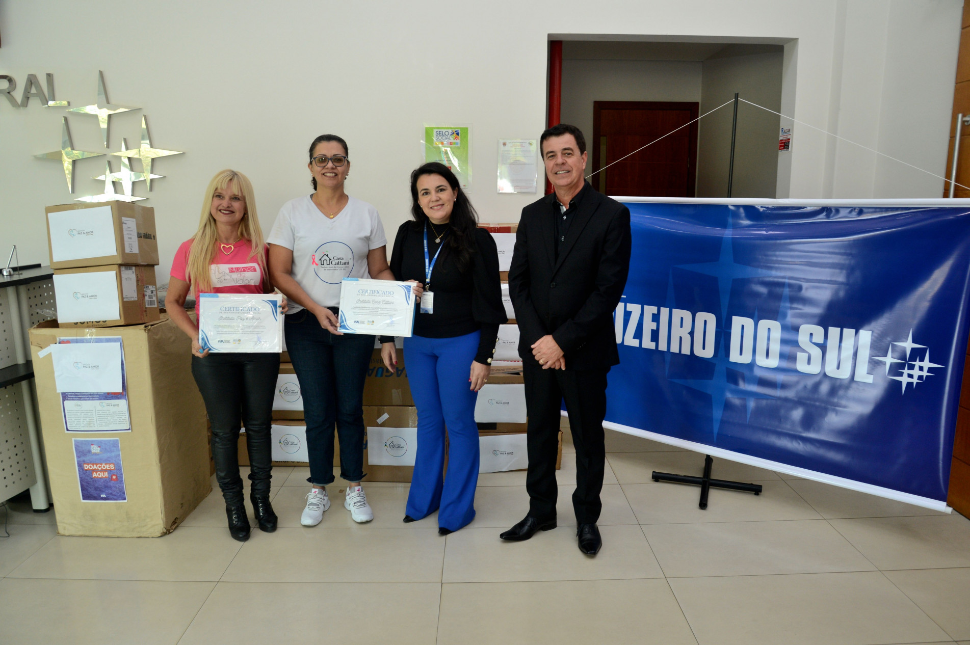 Representantes da Paz & Amor e da Casa Cattani receberam os donativos 