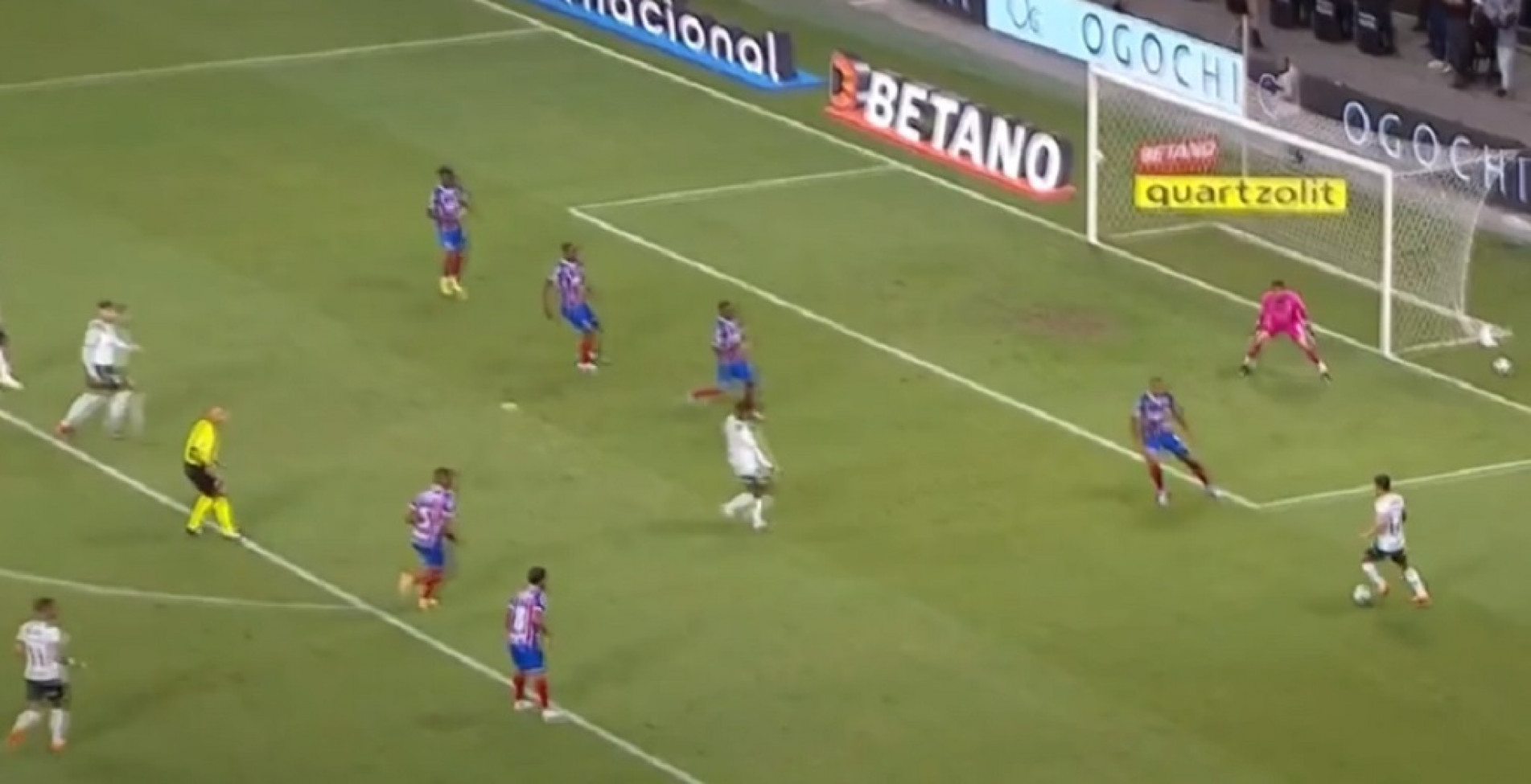 Com a Arena Fonte Nova cheia, o Bahia começou o jogo melhor