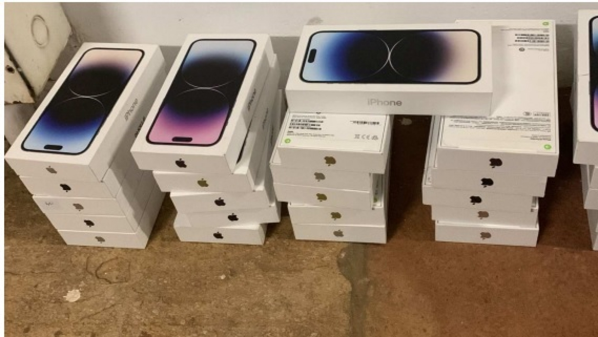 Homens são presos por descaminho na Castello Branco em Quadra com mais de 150 celulares 