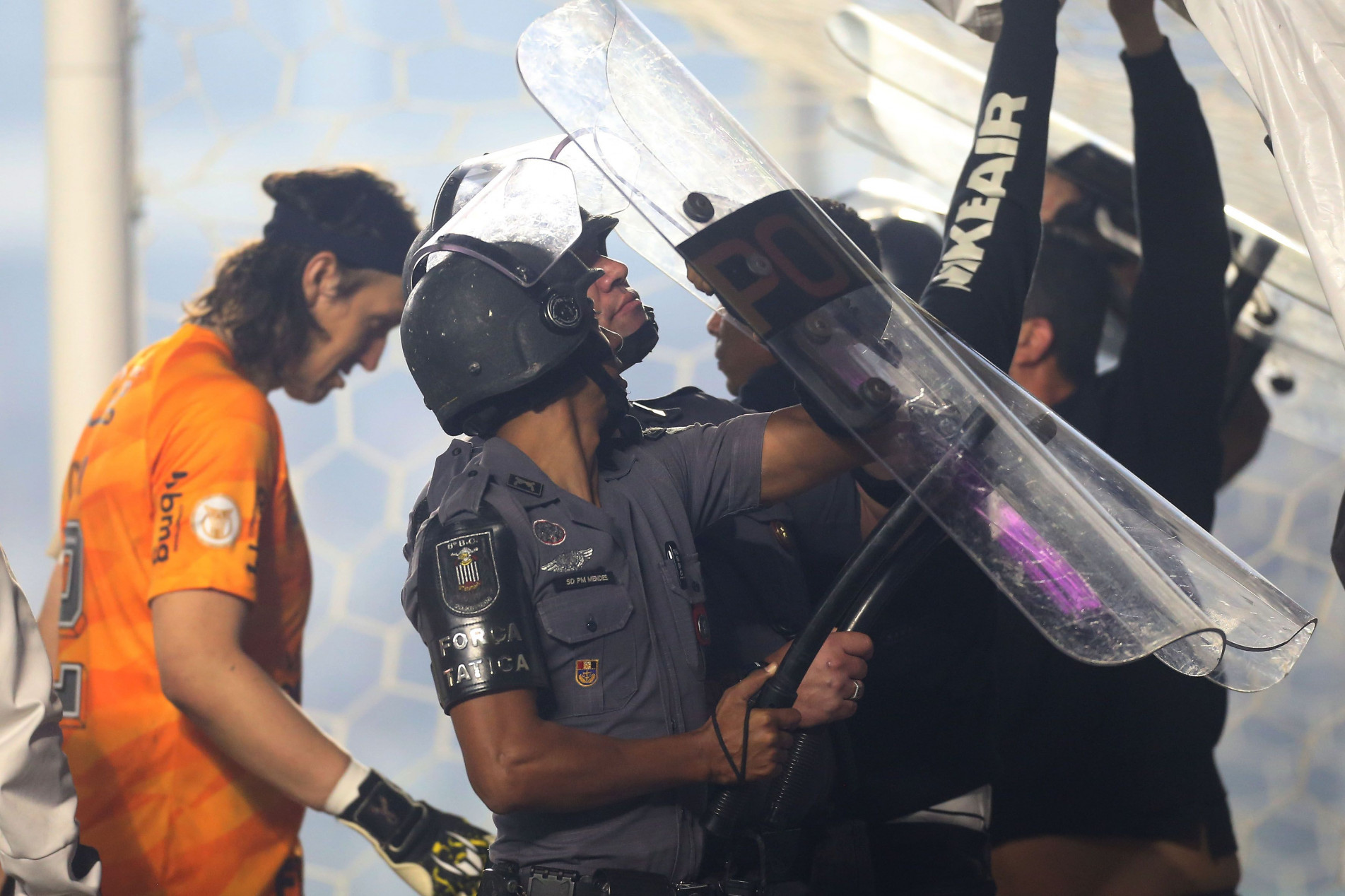 A PM teve trabalho com os torcedores violentos tanto na arquibancada quanto nos arredores da Vila Belmiro