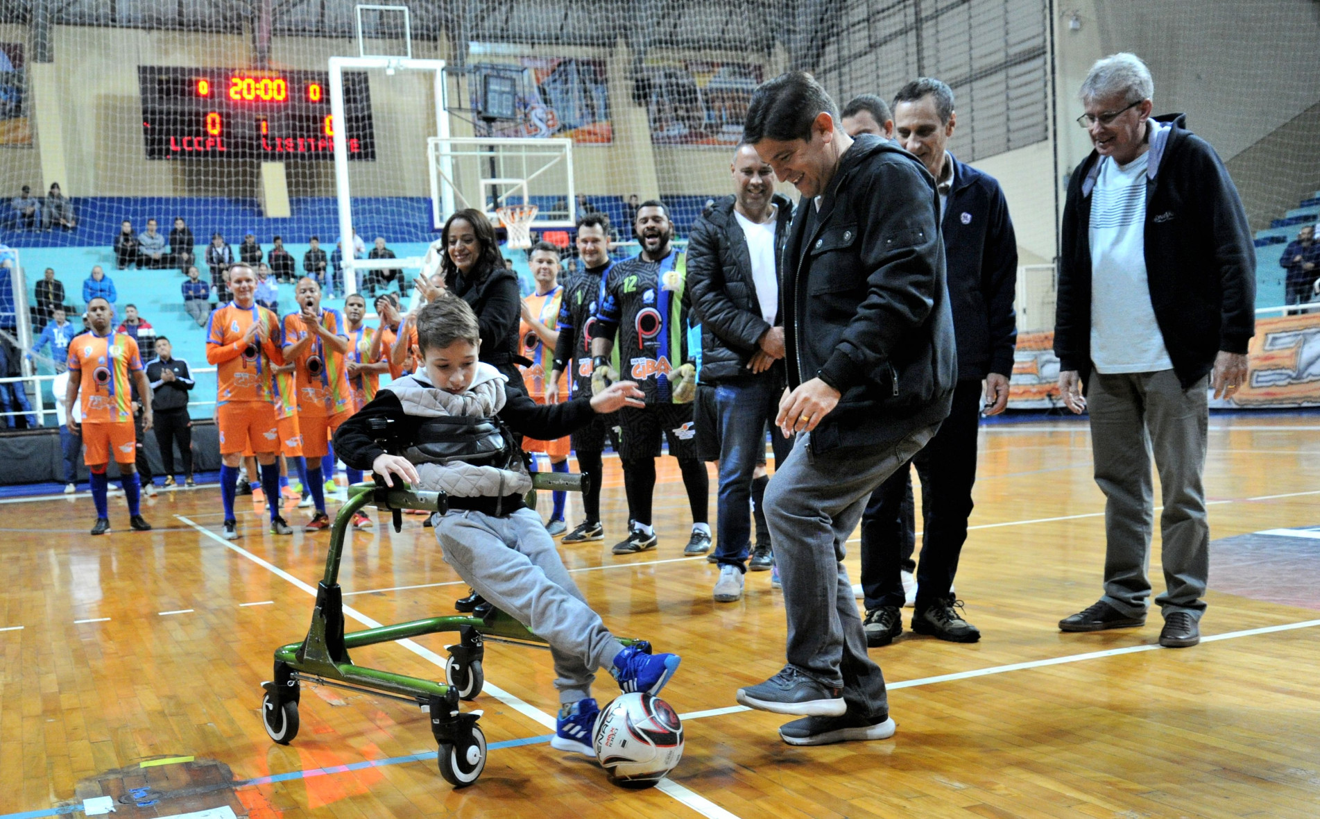 Com autoridades e organizadores do campeonato, Gabriel dá o chute inicial em mais uma partida