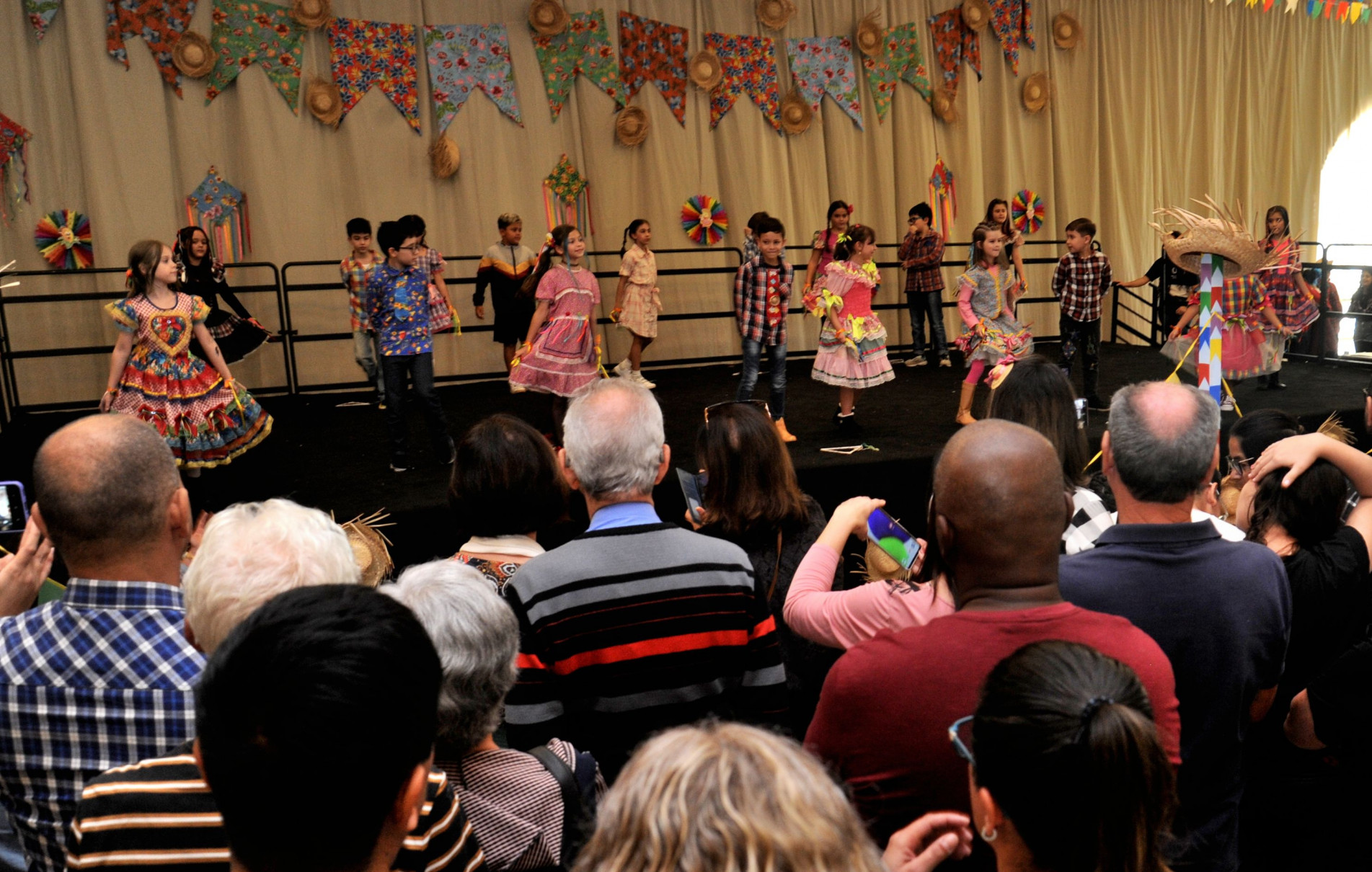 Festa contou com 32 apresentações de danças juninas