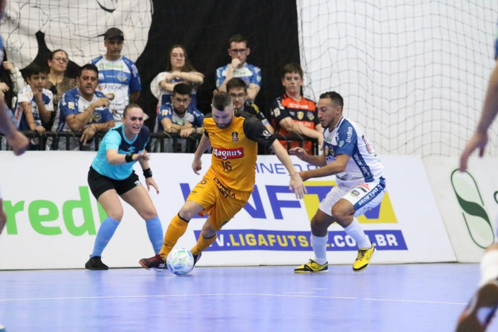 Genaro tenta o drible durante o jogo em Pato Branco (PR)

