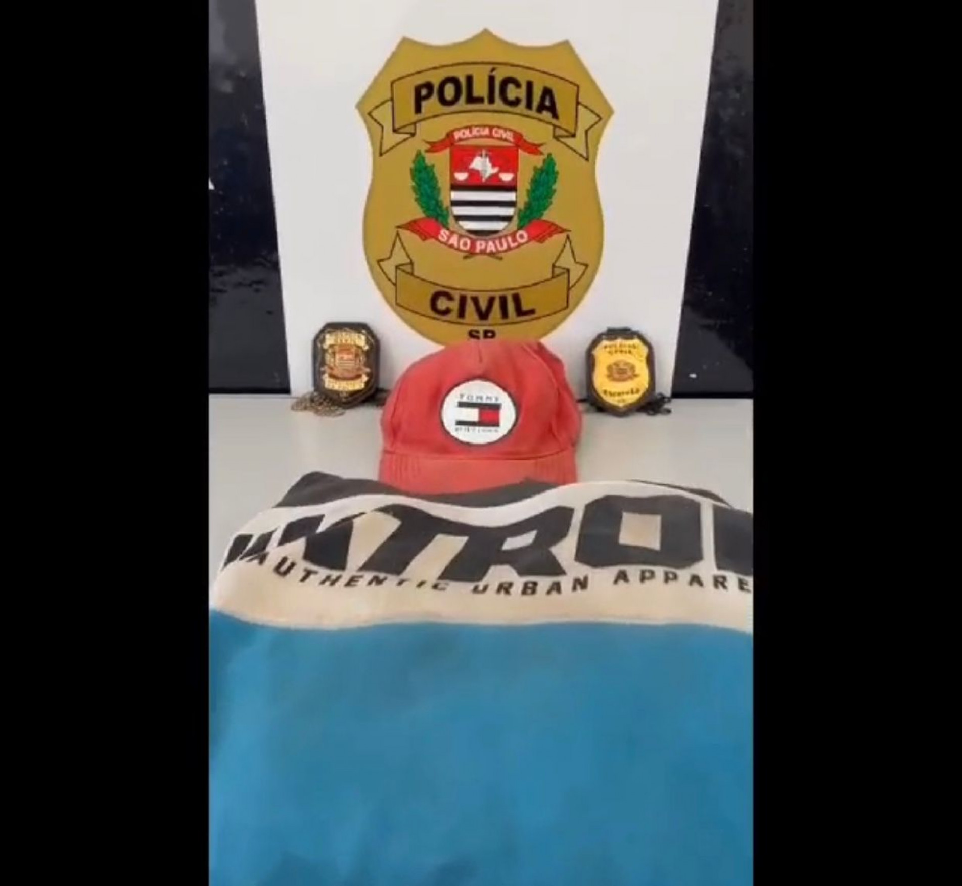 Na residência dos homens, objetos do roubo foram apreendidos