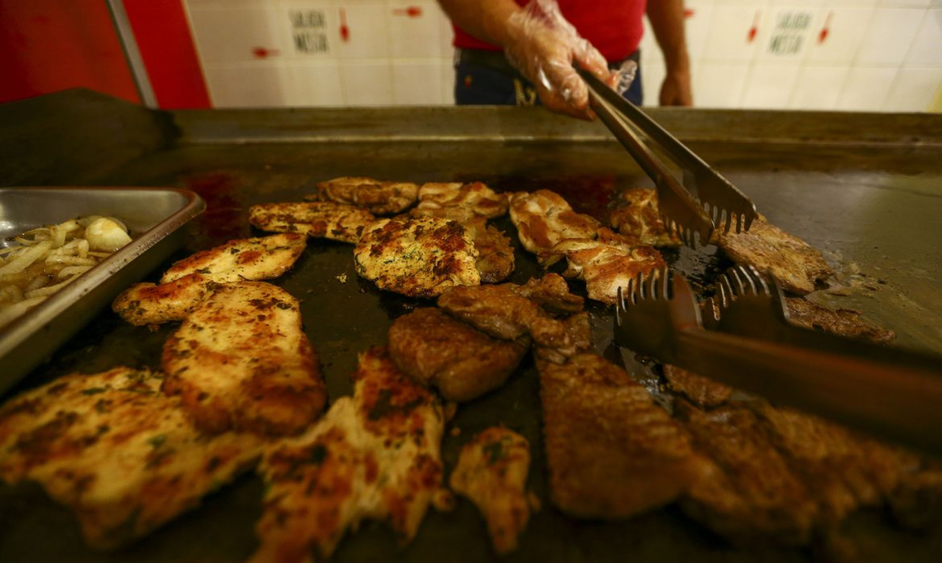 OS EUA autorizaram duas empresas a vender frango obtido diretamente de células animais, abrindo caminho para o consumo de carne cultivada em laboratório