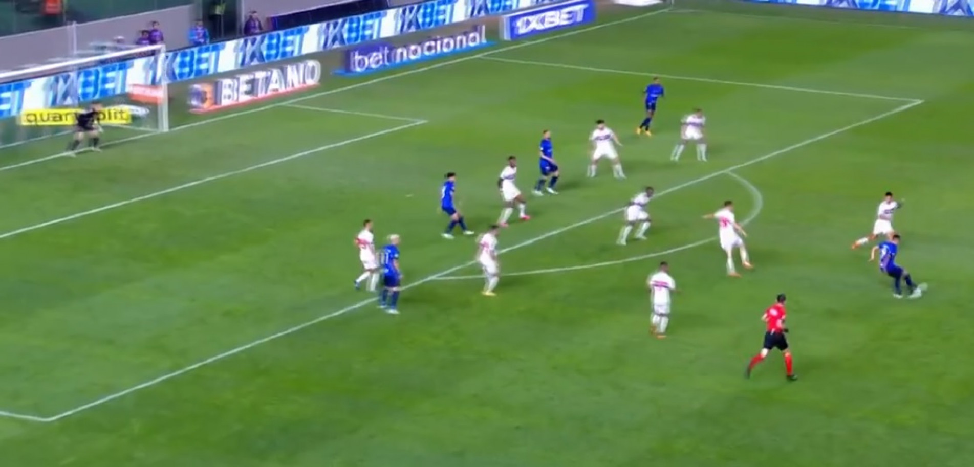 Lance em que Rafinha marca o contra